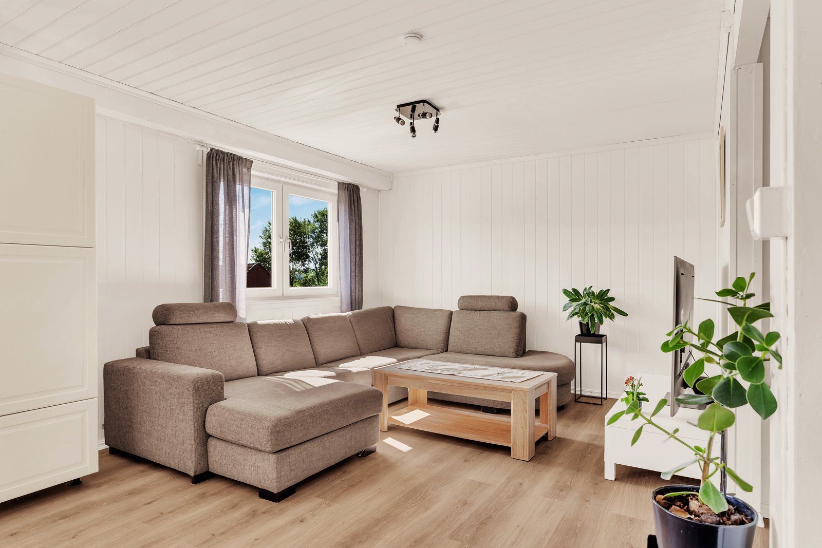Her har man god plass til en romslig sofagruppe