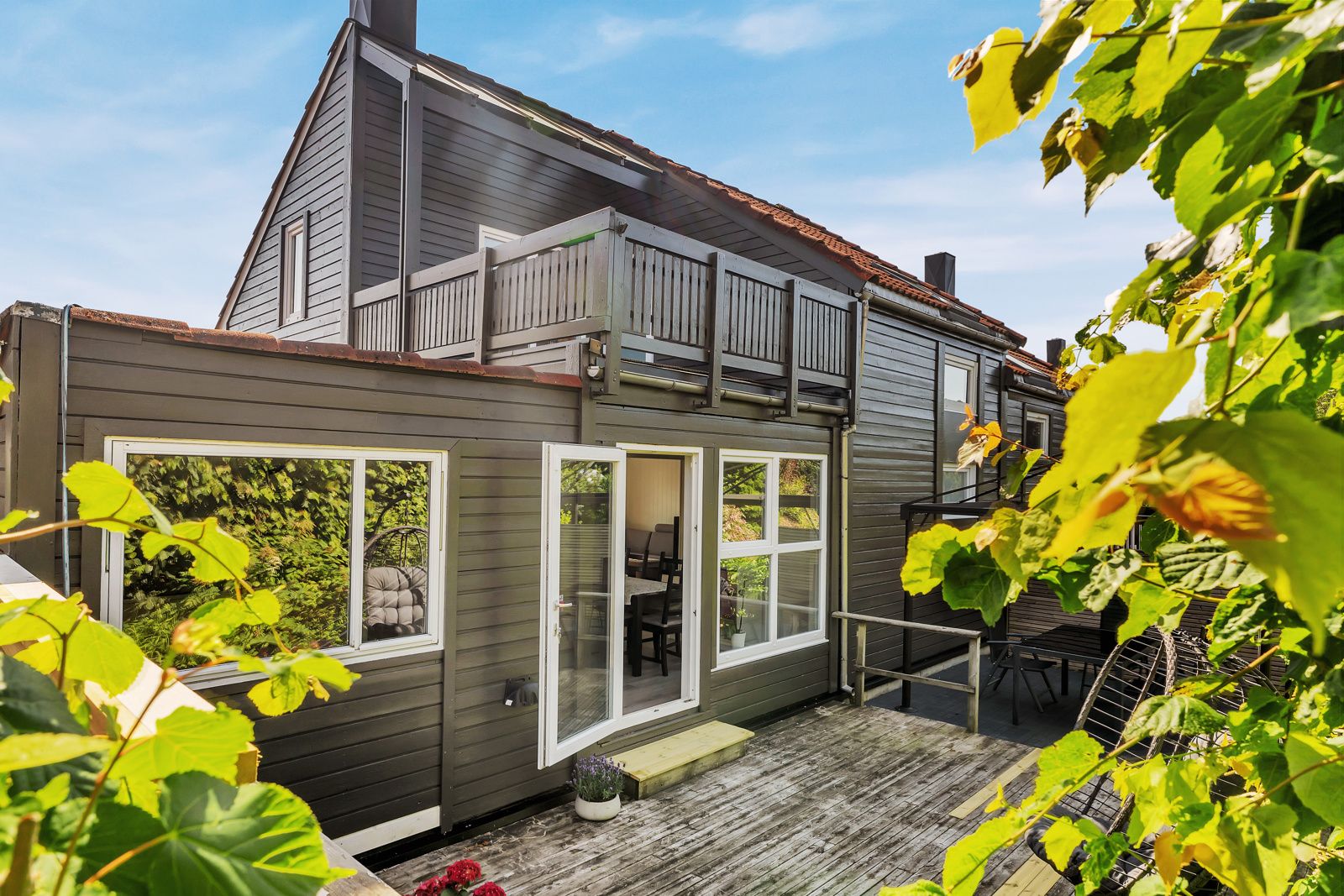 Terrassen er skjermet for innsyn og eiendommen har generelt gode solforhold