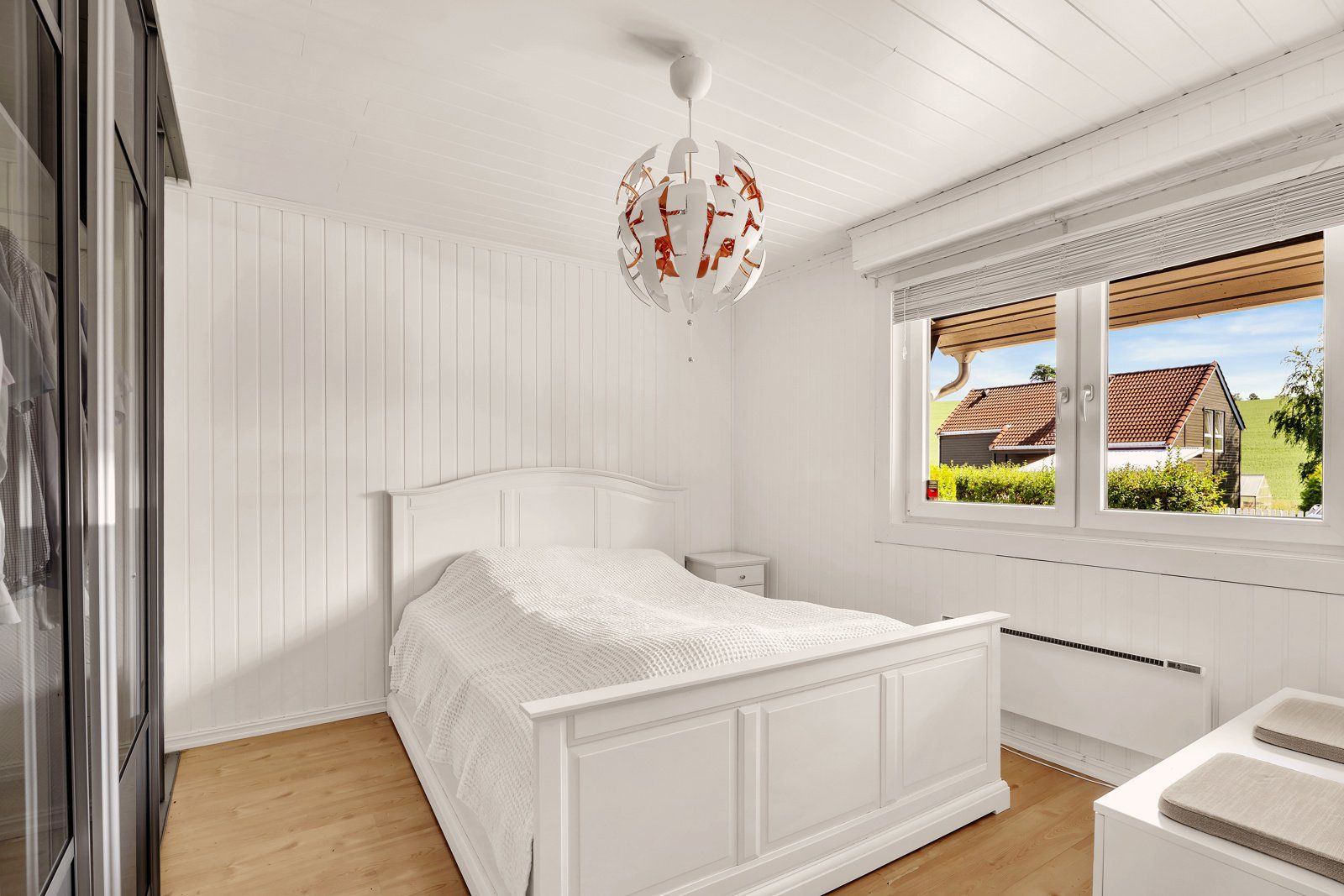 Hovedsoverommet har god plass til dobbeltseng og praktisk skyvedørsgarderobe