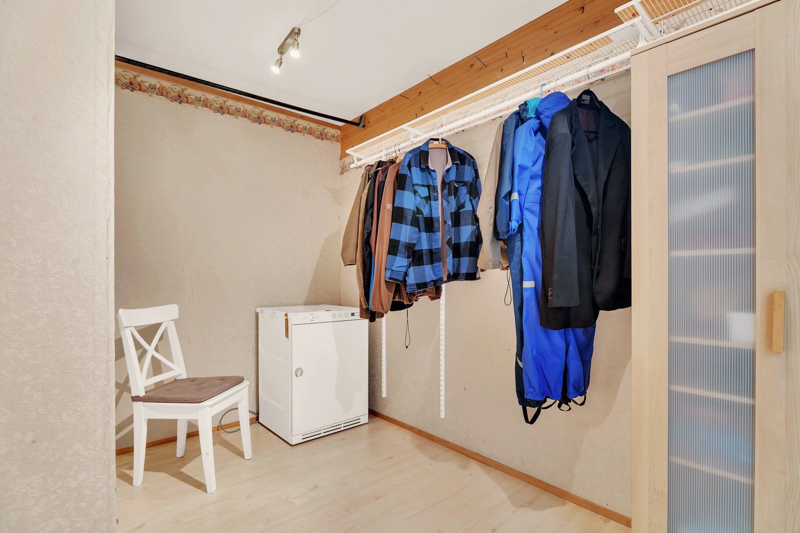 Det er rikelig med ekstra lagringsplasser i boligen med flere boder