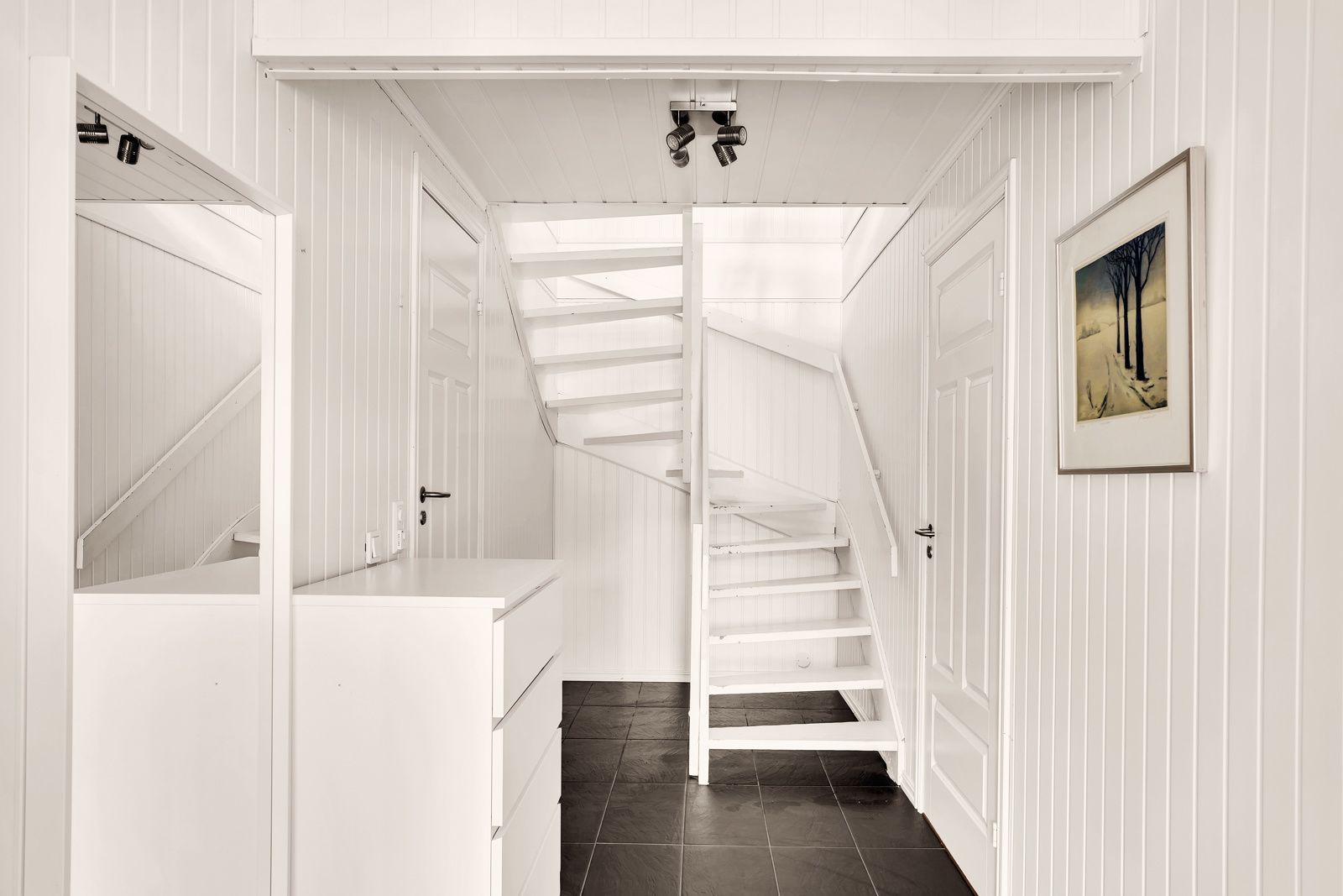 I denne etasjen finner man to soverom og en praktisk bod med kjølerom. Trappen tar deg videre opp i 2. etg.