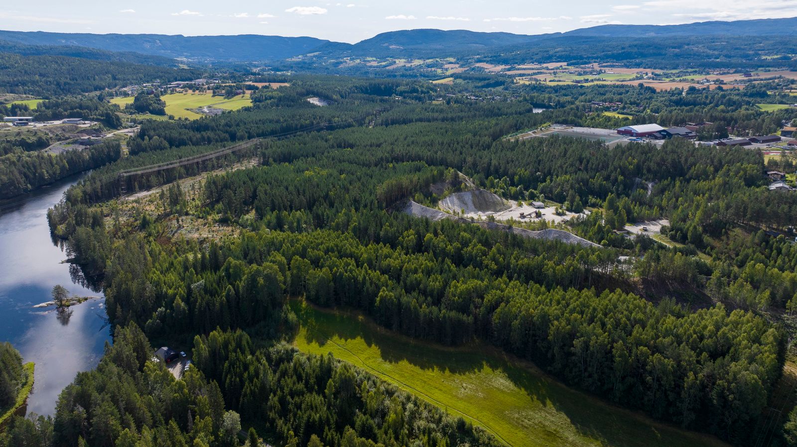 Lågen grenser til eiendommen i nord