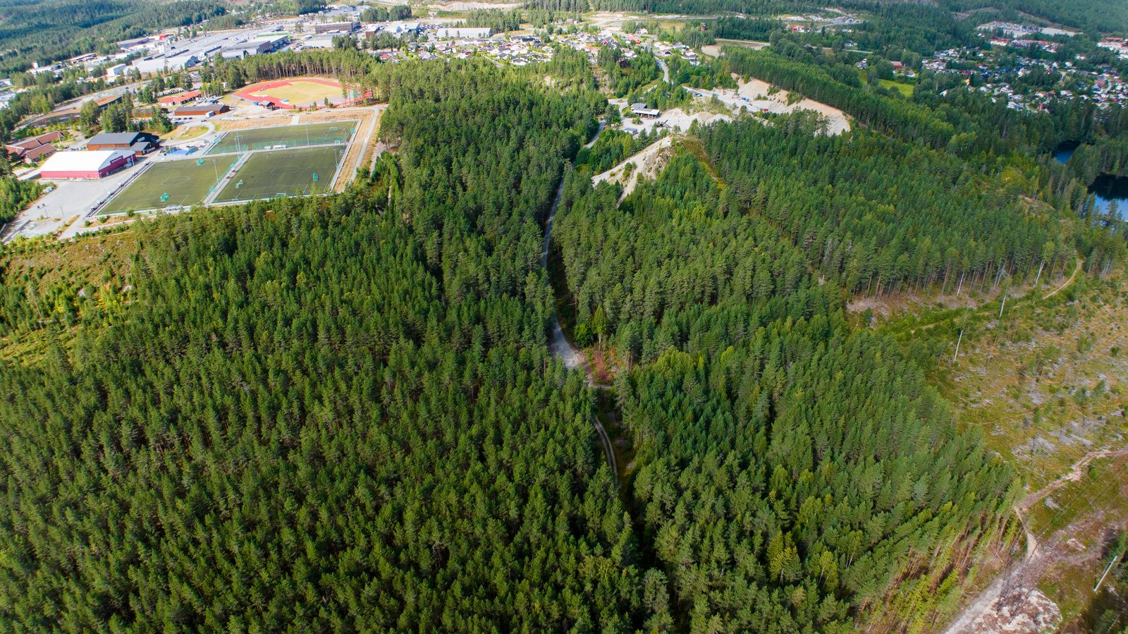 Eiendommen strekker seg fra nord til sør og er ca. 1 km lang og 100 m,eter bred