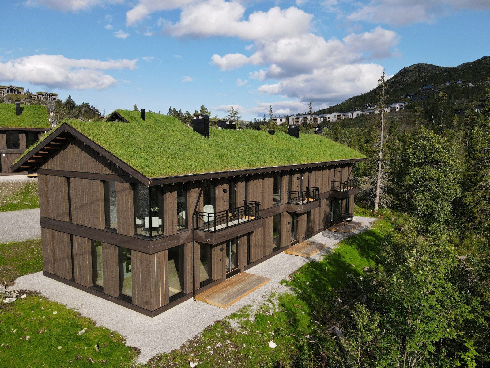 Foto fra sommeren 2023 - leilighet D23 øverst på nærmeste hjørne