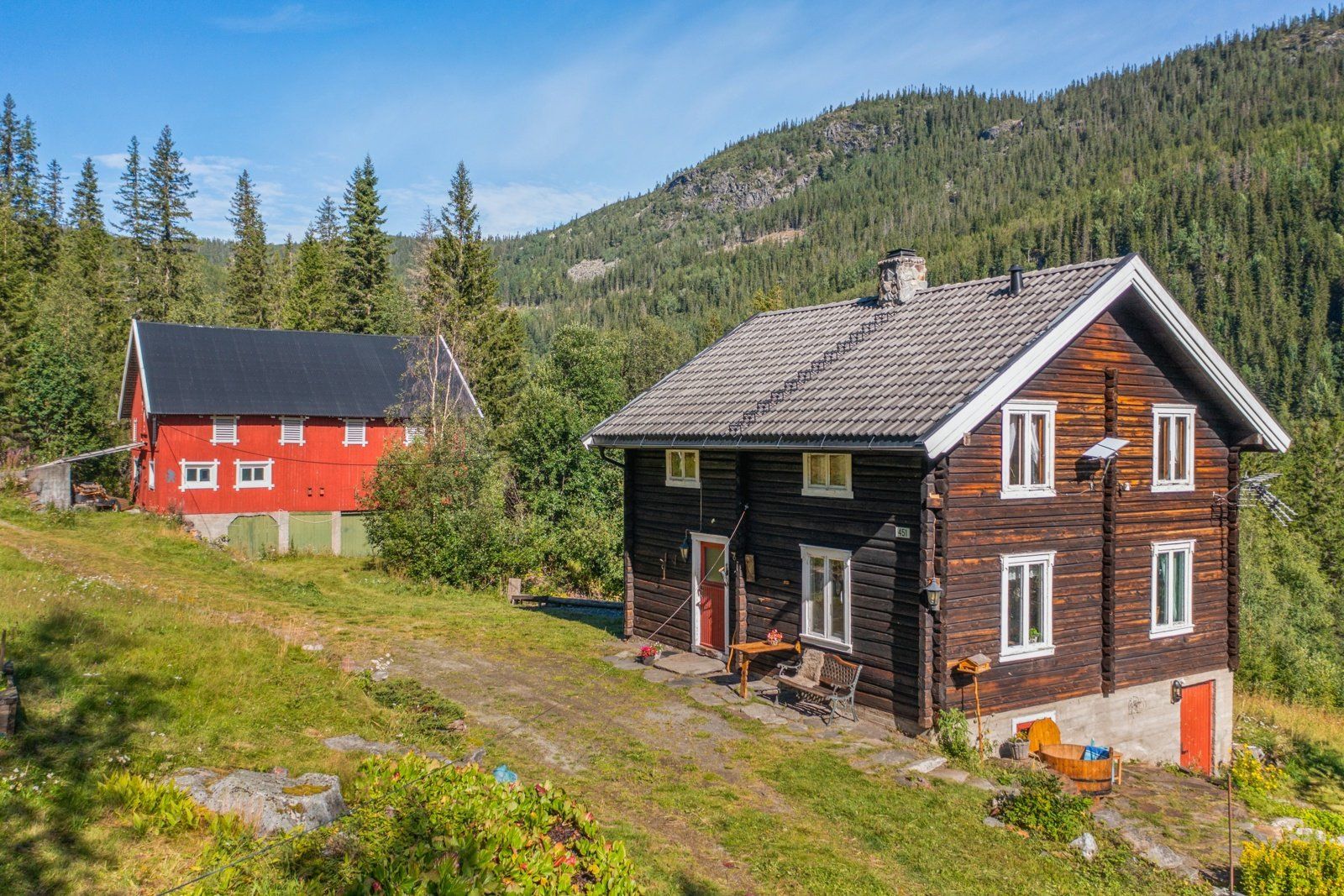 Tunet består av hovedhus, låve, bur og gapahuk