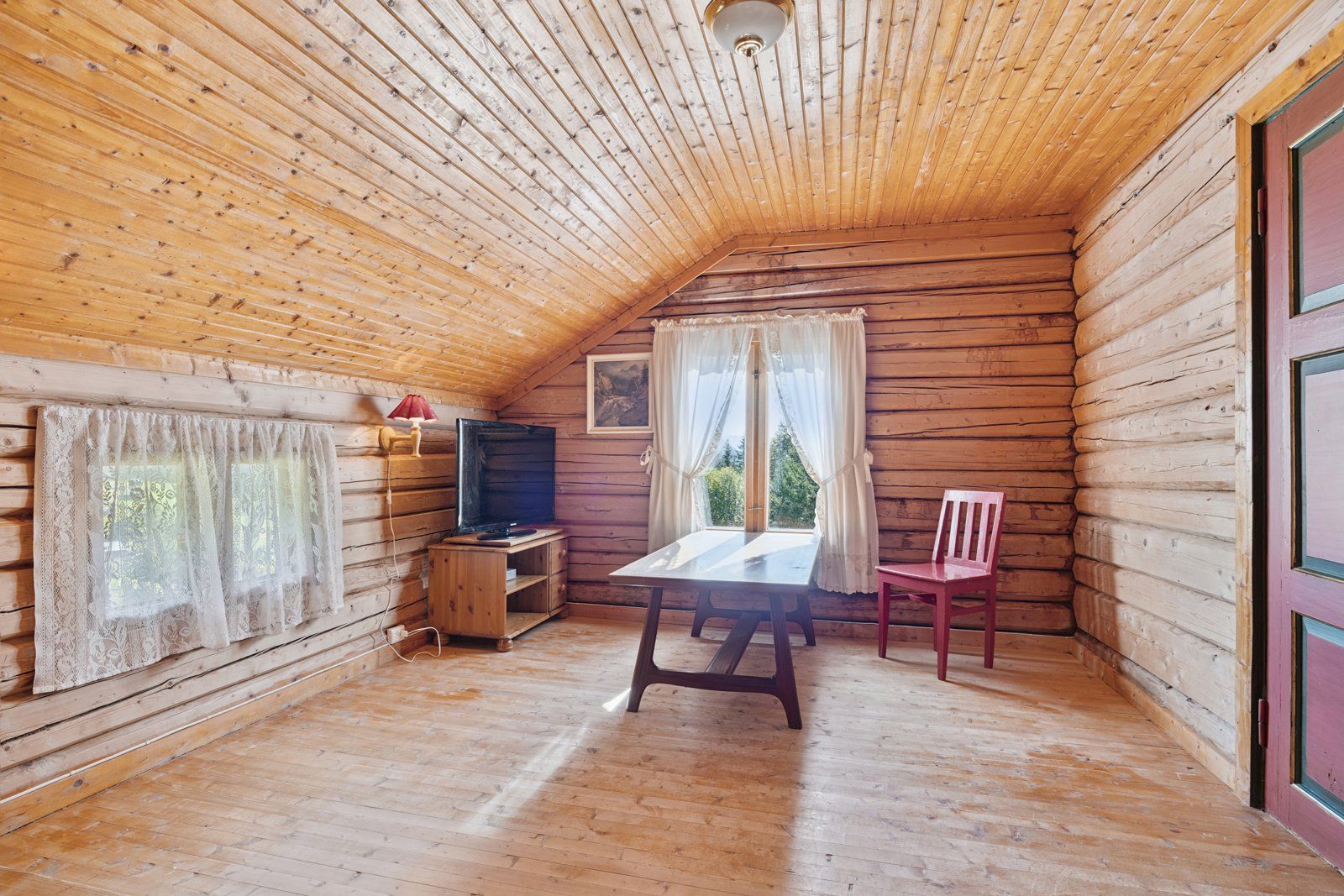 Huset har totalt tre romslige soverom. Dette er soverom 2
