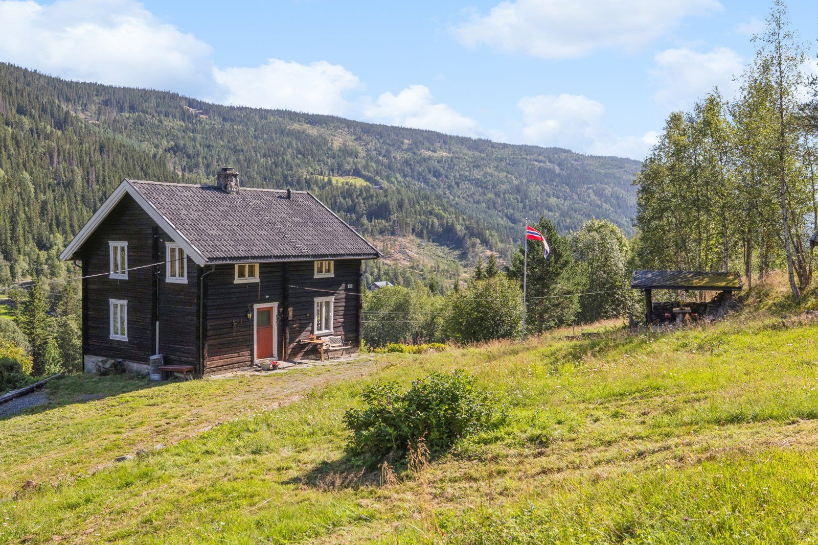 Idyllisk tun hvor eiendommen omkranser tunet. Eiendommen er del av et grunneierlag som organiserer jakt på stor- og småvilt