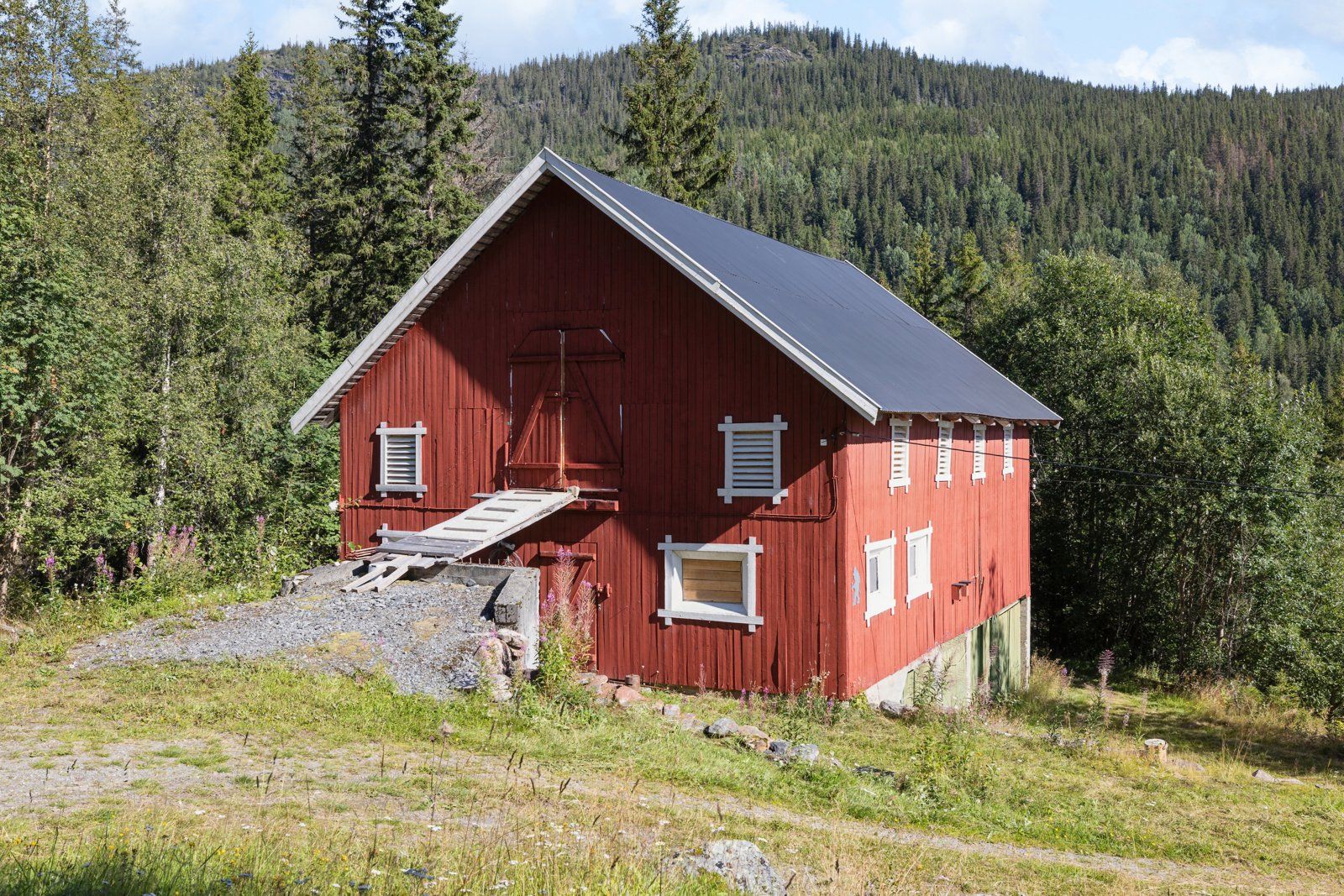 Låven er praktisk for oppbevaring og lagring og har et grunnareal på ca. 114 kvm