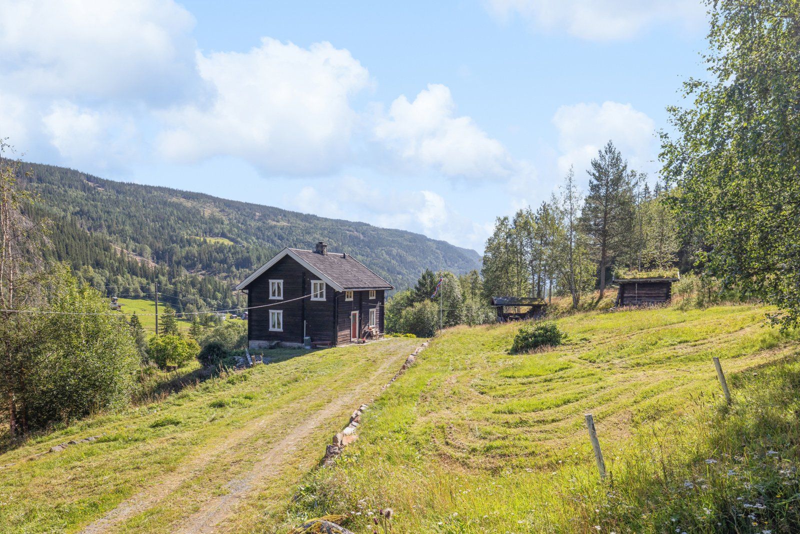 Tunet er idyllisk