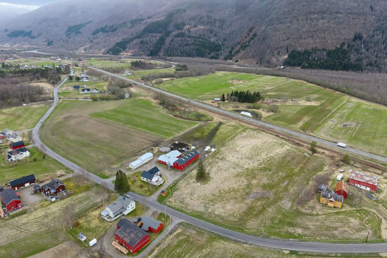 Eiendommen er under fradeling (deling av driftsenhet) og vil trolig bli på ca. 790 dekar etter fradelingen. 