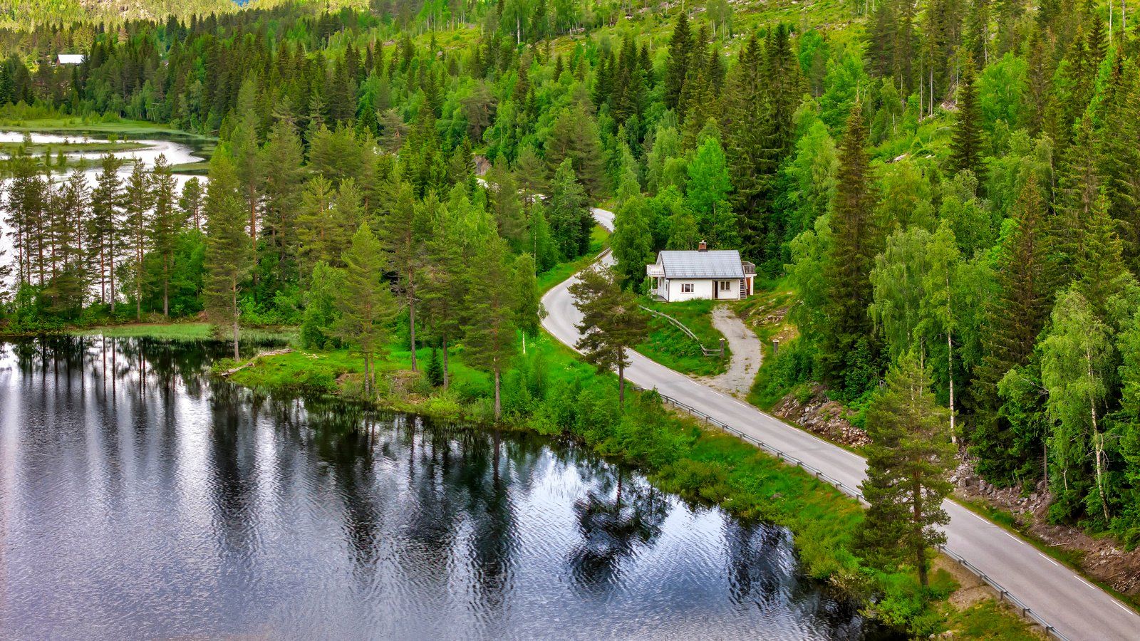Det er en fritidseiendom på tomten med grei standard. 