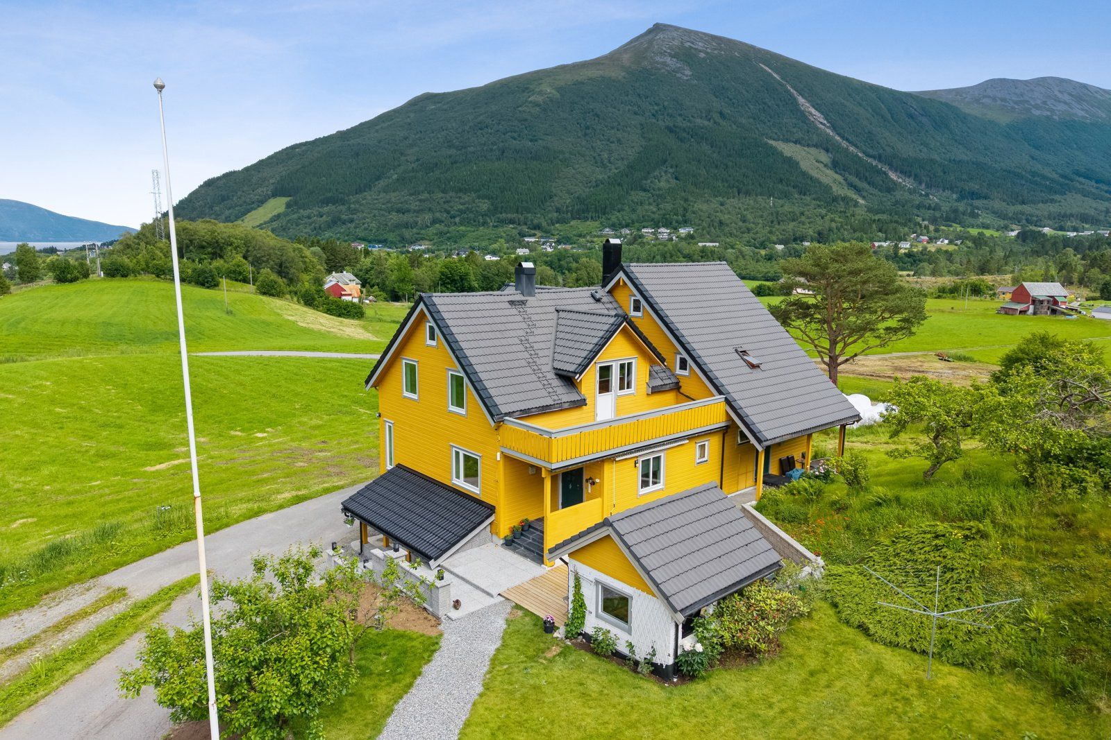 Velholdt og innholdsrikt våningshus med to boenheter 