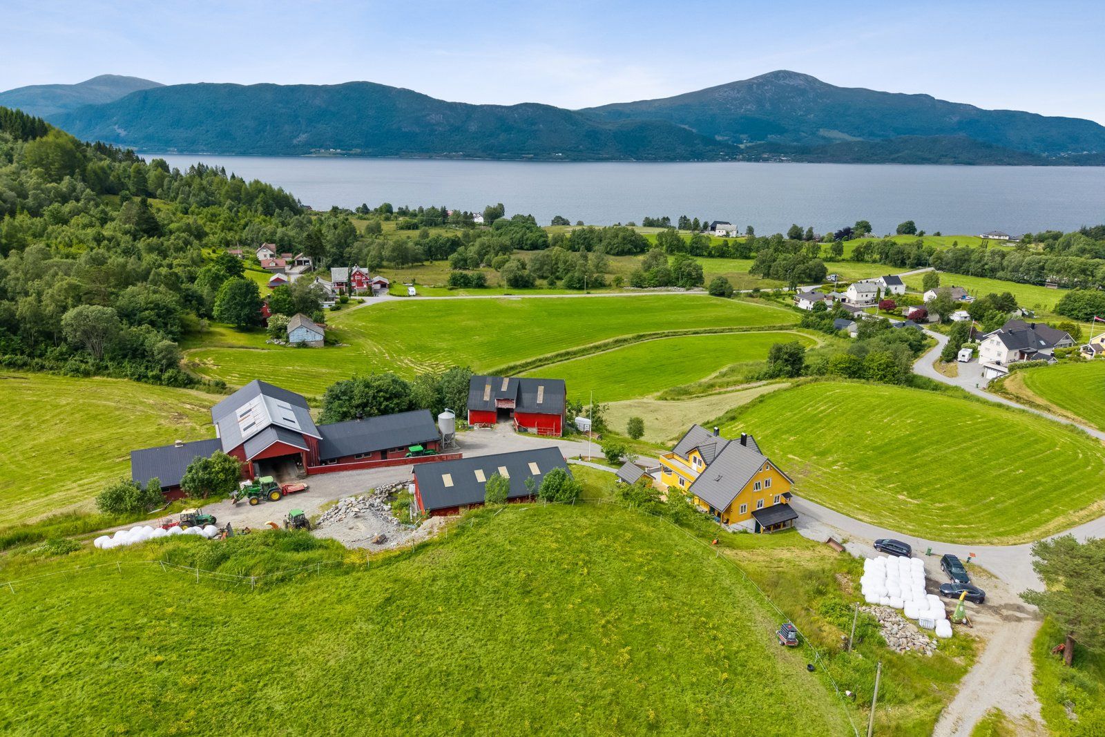 Eiendommen er på 467,5 dekar hvorav 59,3 dekar er dyrket
