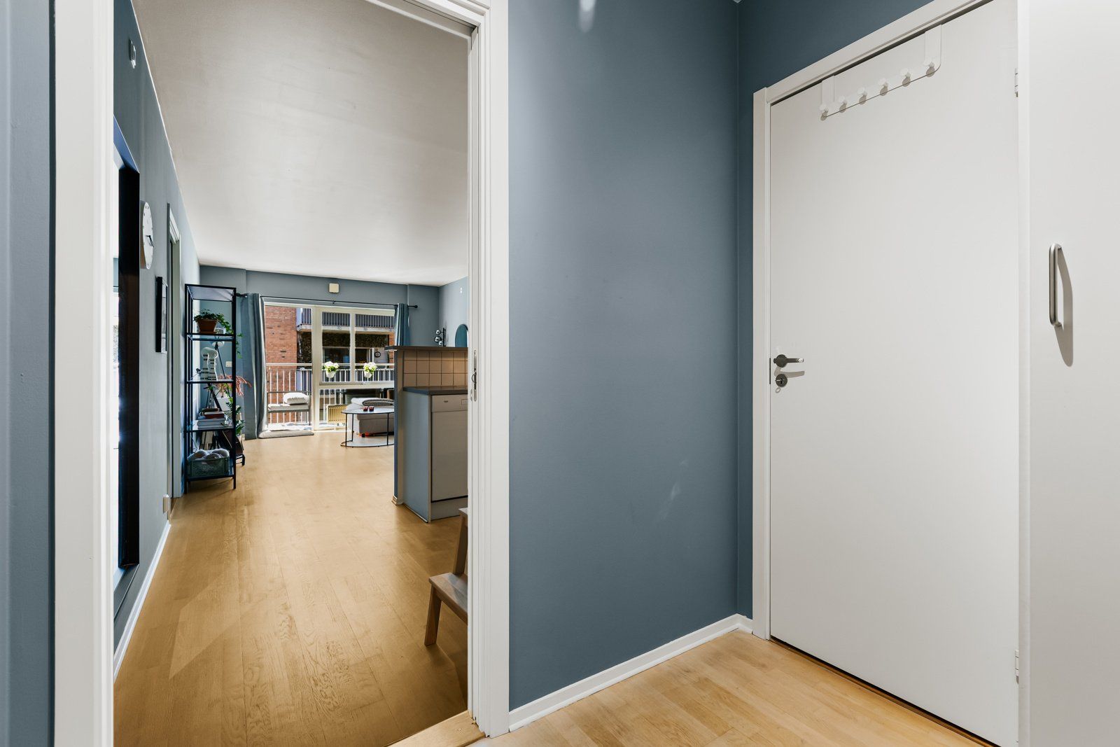 Leiligheten fremstår velholdt og gjennomgående og ved entréen har man den innvendige boden