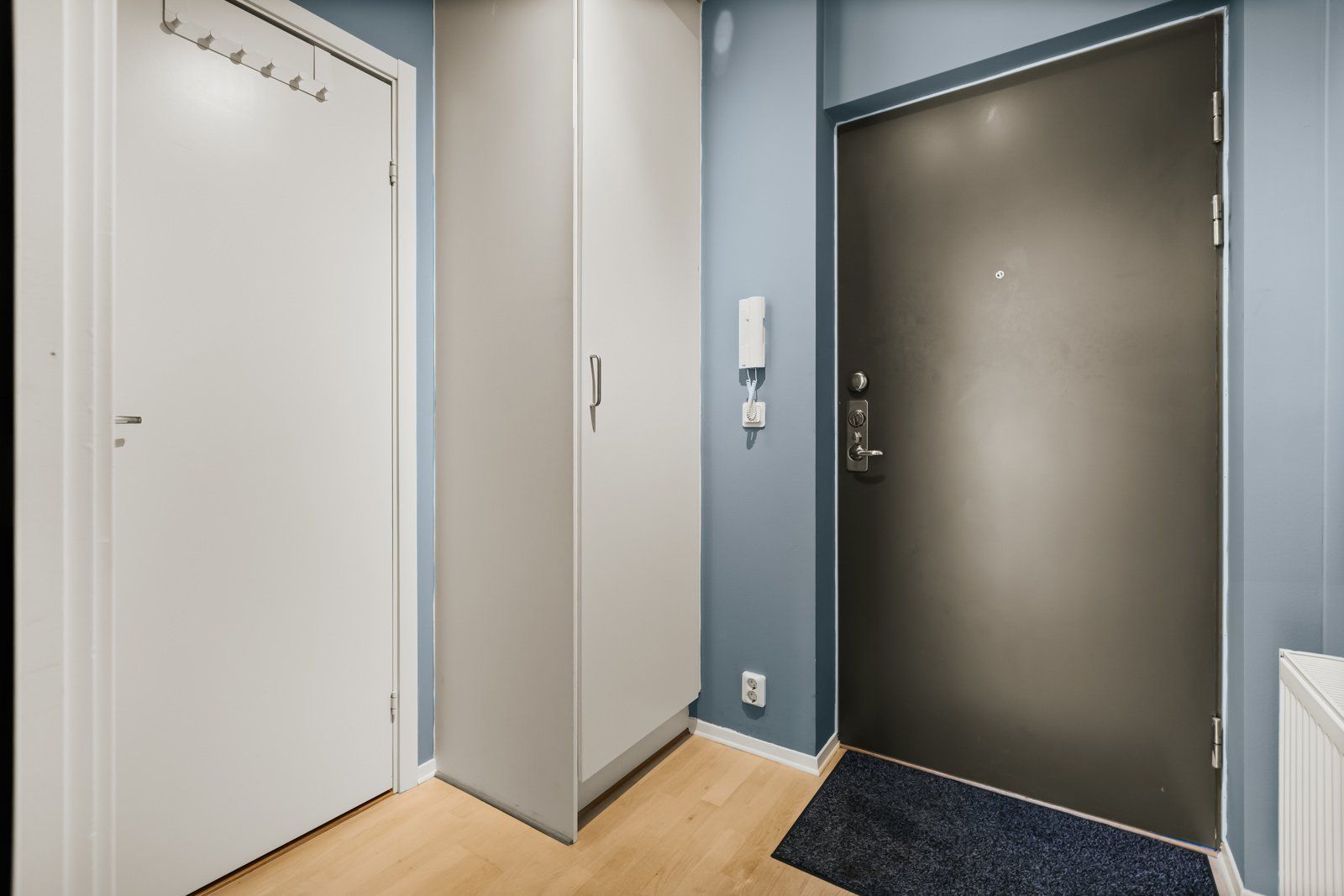 Innbydende entré/gang med praktisk løsning for oppbevaring av sko og yttertøy