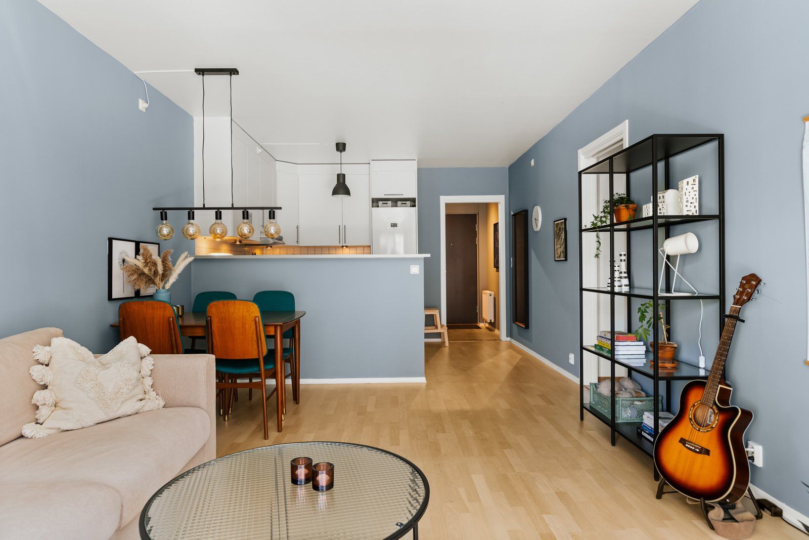 Stuen har god plass til spisestue og sofagruppe i hver sin del av rommet