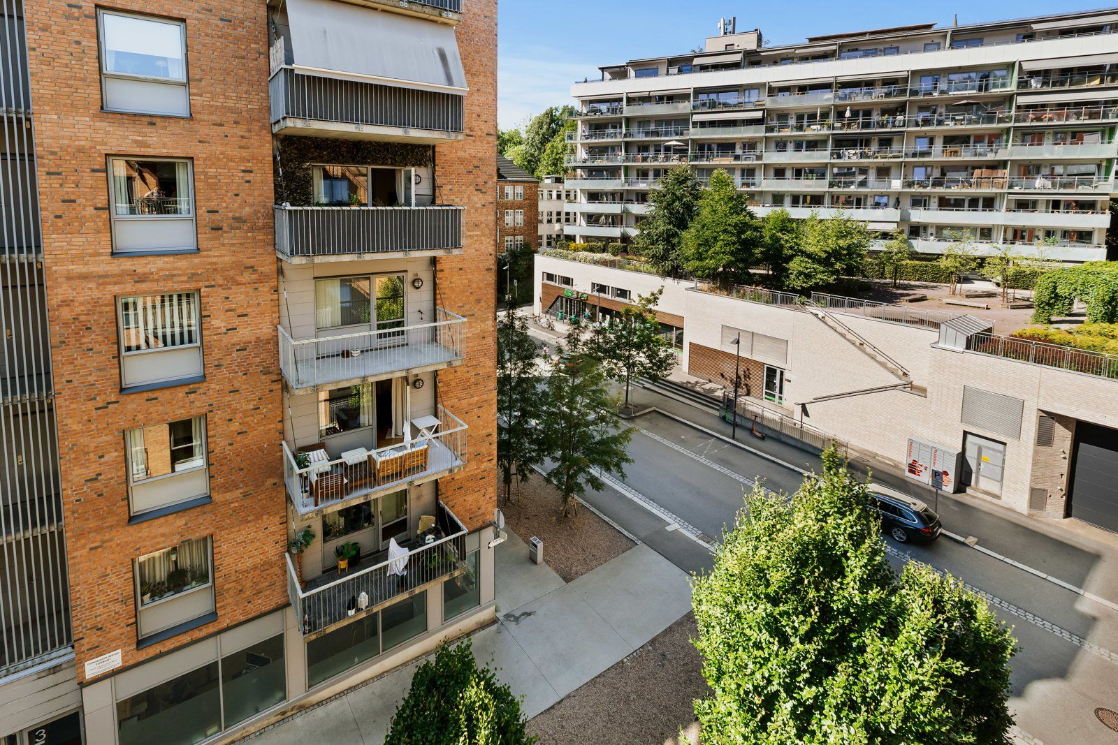 Leiligheten ligger sentralt til med kort vei til dagligvare, kollektivtransport og flotte friområder