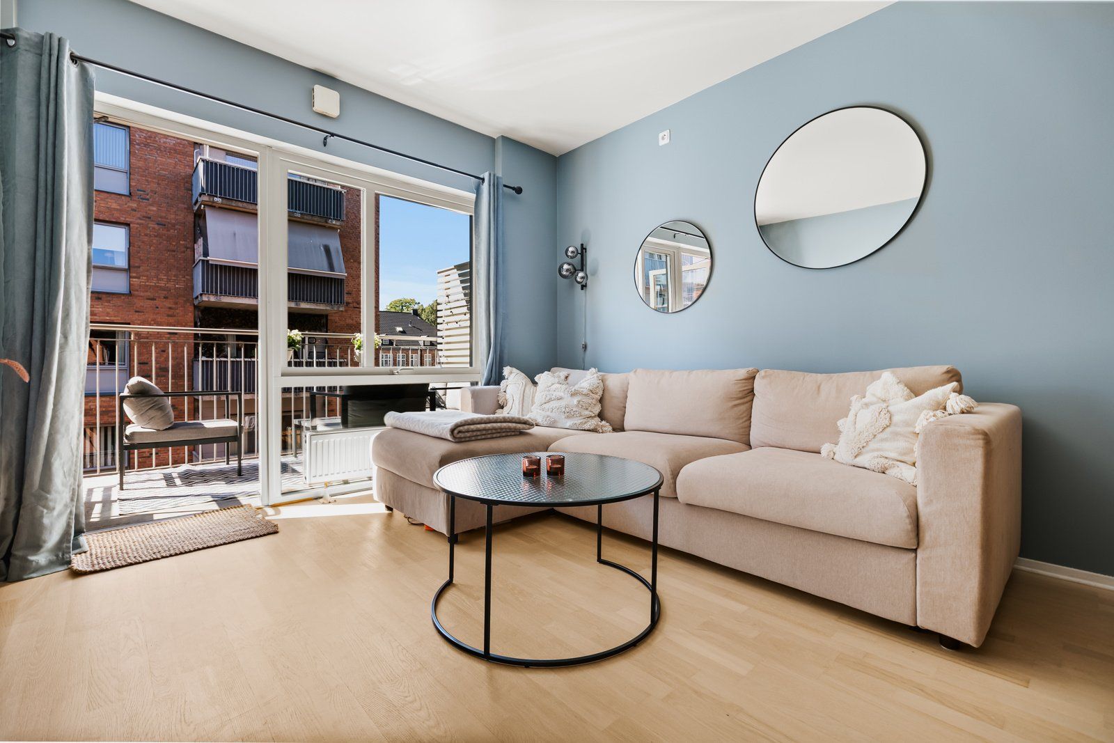 Fra stuen har du direkte utgang til den vestvendte balkong på ca. 7 m² - perfekt for å nyte sommerkveldene