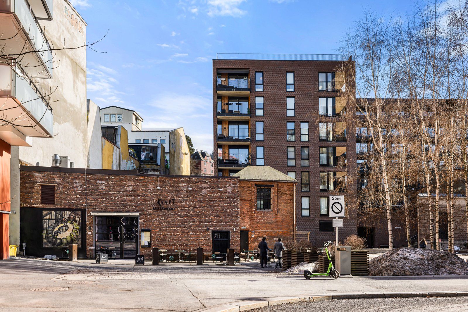 Restaurant Kraft like i nærheten serverer lunsj og middag med hyggelig uteservering