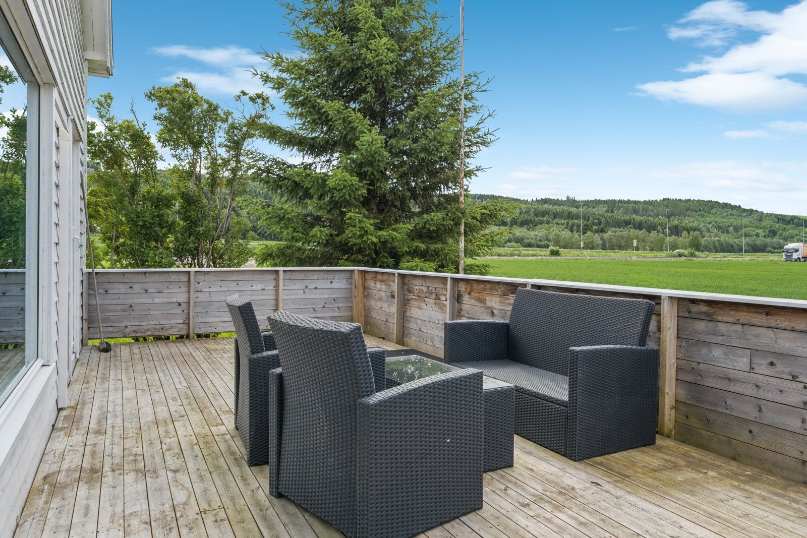 Stor terrasse utenfor stua