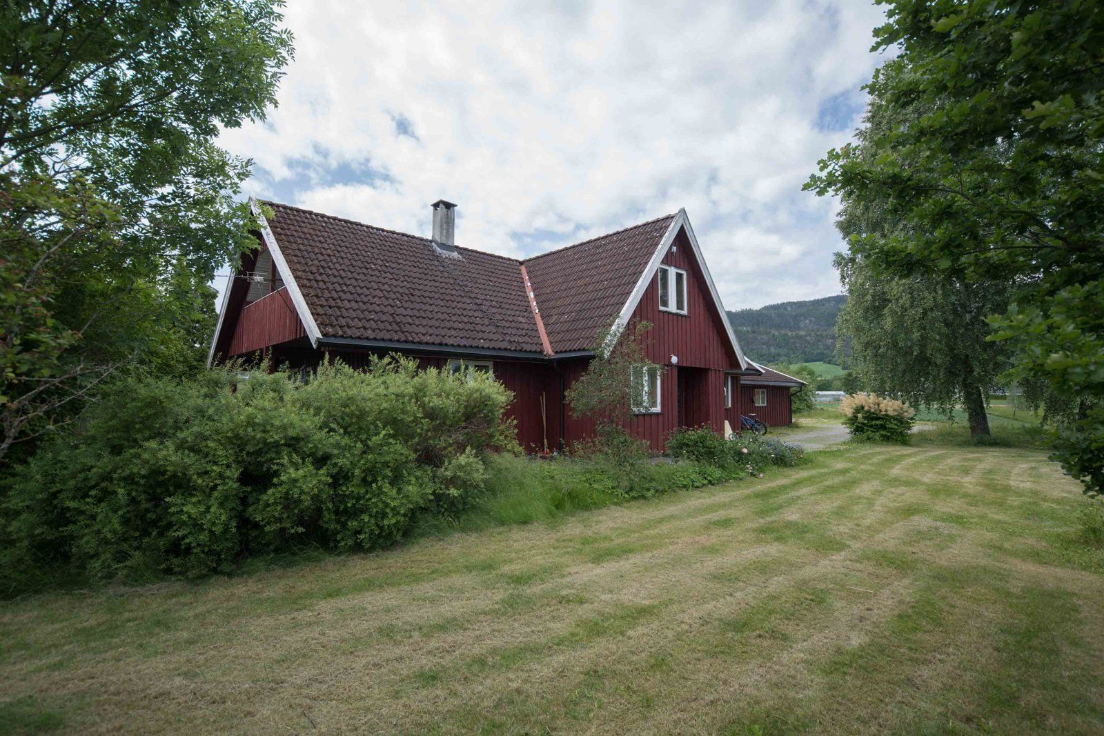 Den tidligere kårboligen liggen ovenfor tunet med en fin plassering. Det foreligger rammetillatelse for til- og påbygg for ytterligere 268 kvm. BYA. 