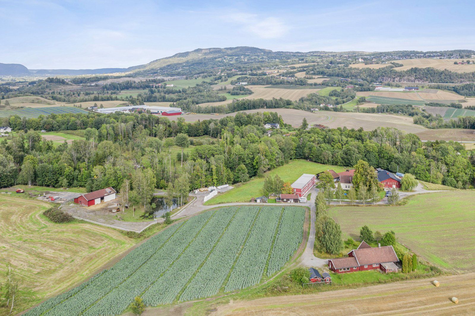Eiendommen ligger litt nord for Lierbyen, og er i dag fullt utleid til omsorgstjenester