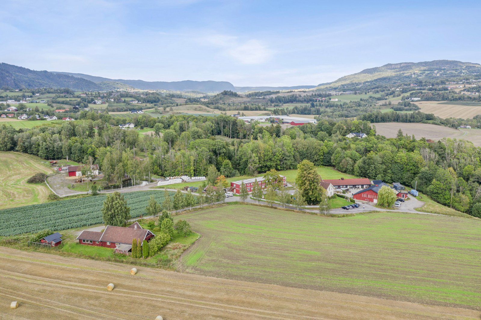 Landlig beliggende og med to bolighus