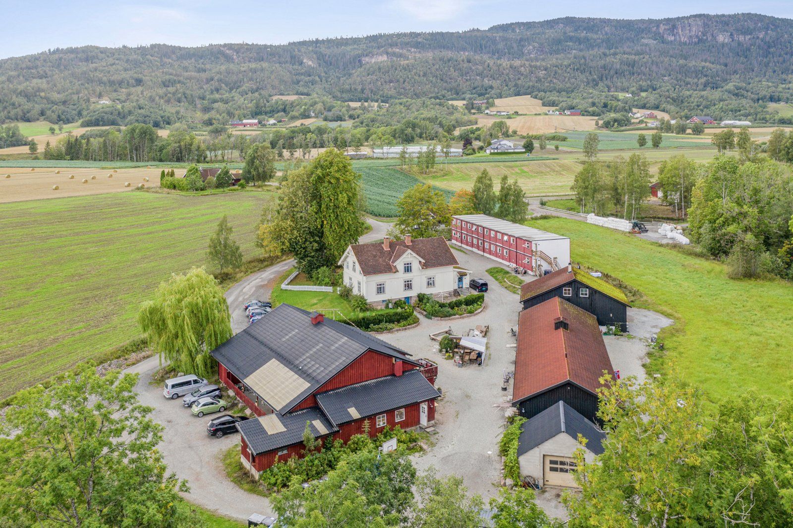 Renskaug Vertsgård selges med en tomt på ca. 80 mål, og med påstående bygninger som to bolighus, dagskole, administrasjonsbygg med kontorer og overnattingsrom samt fyrhus, hotellbygning (tidligere kurs- og konferansesenter), kaldtfjøs m/flislager mm.