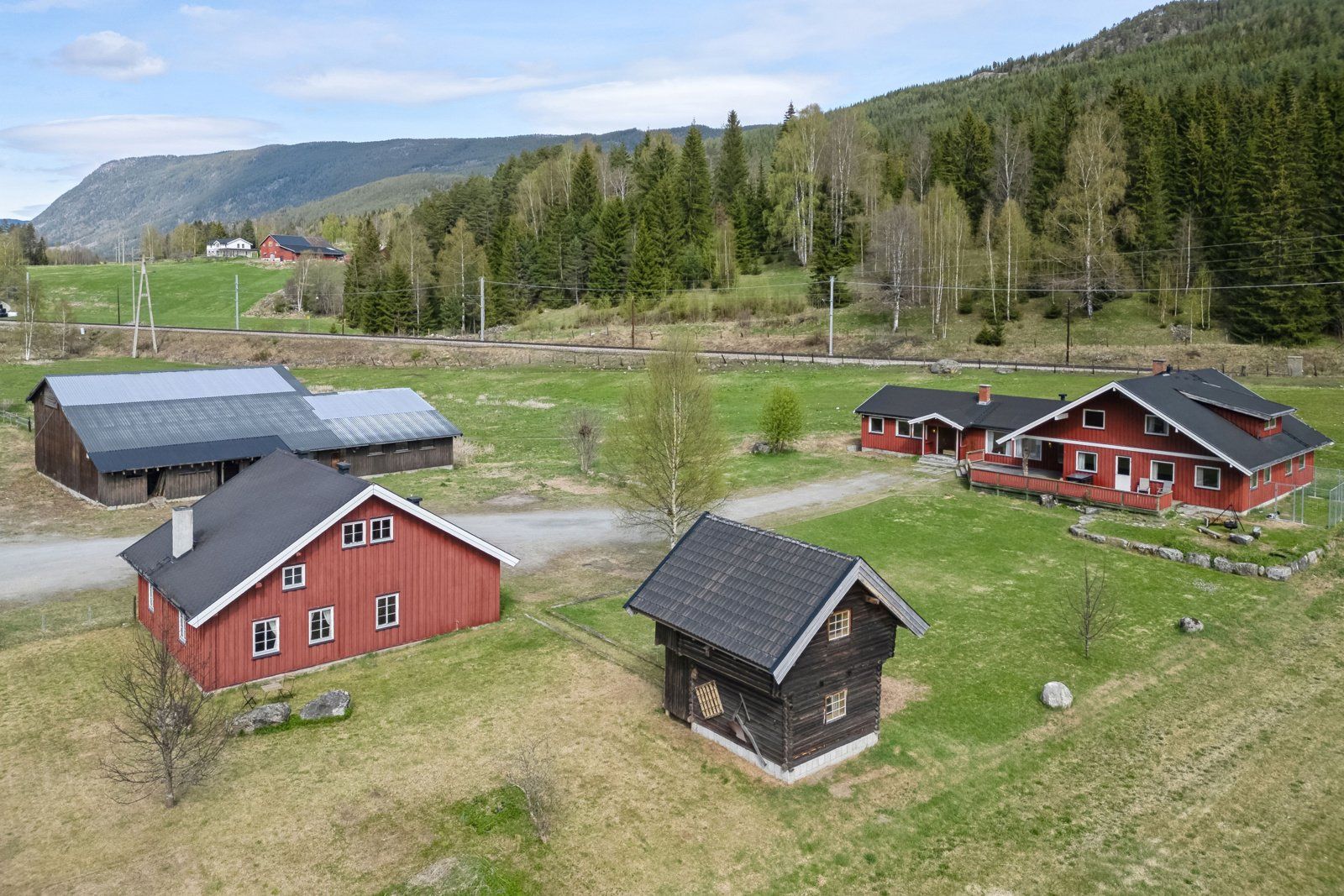 Landbruket har et areal på 114 dekar, hvor skog utgjør 67,4 daa og fulldyrket jord 22,4 daa.