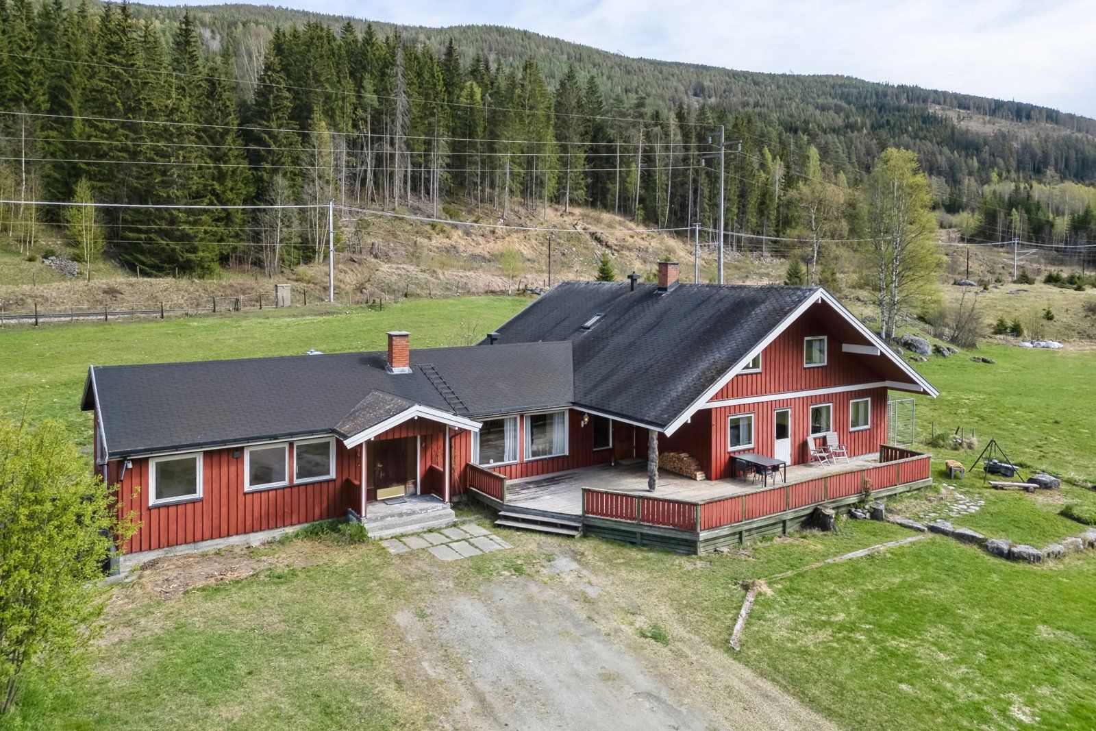 På gårdstunet står det to boliger, inkludert et stort hovedhus med ca. 428 kvm fordelt på tre etasjer.
