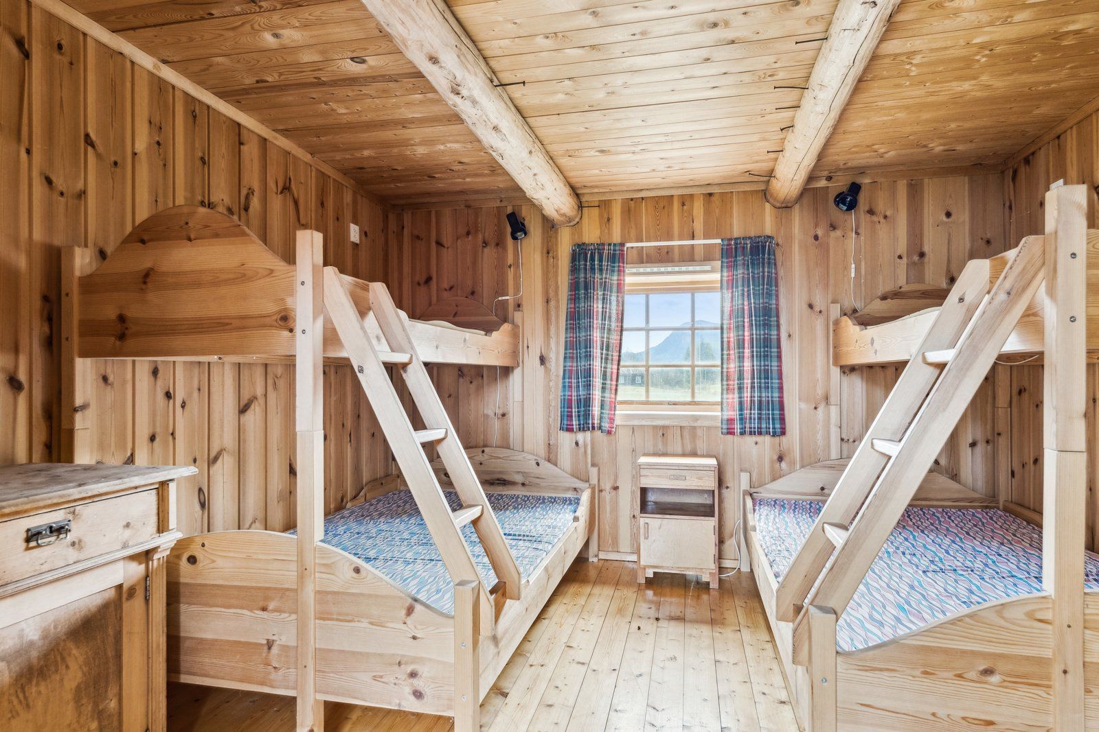 Et tradisjonelt stabbur står på tunet, og øverst er bygget innredet med to familiekøyer.