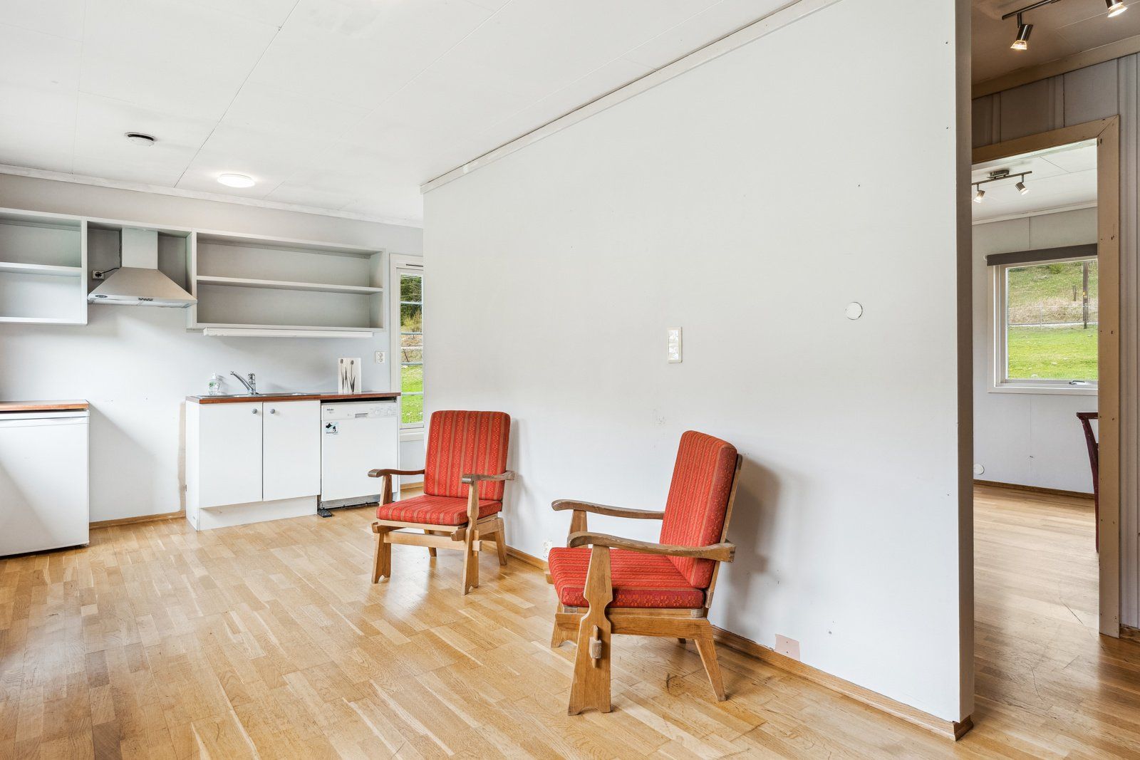 Kjøkkenet i utleiedelen har vedovn og plass til spisebord.