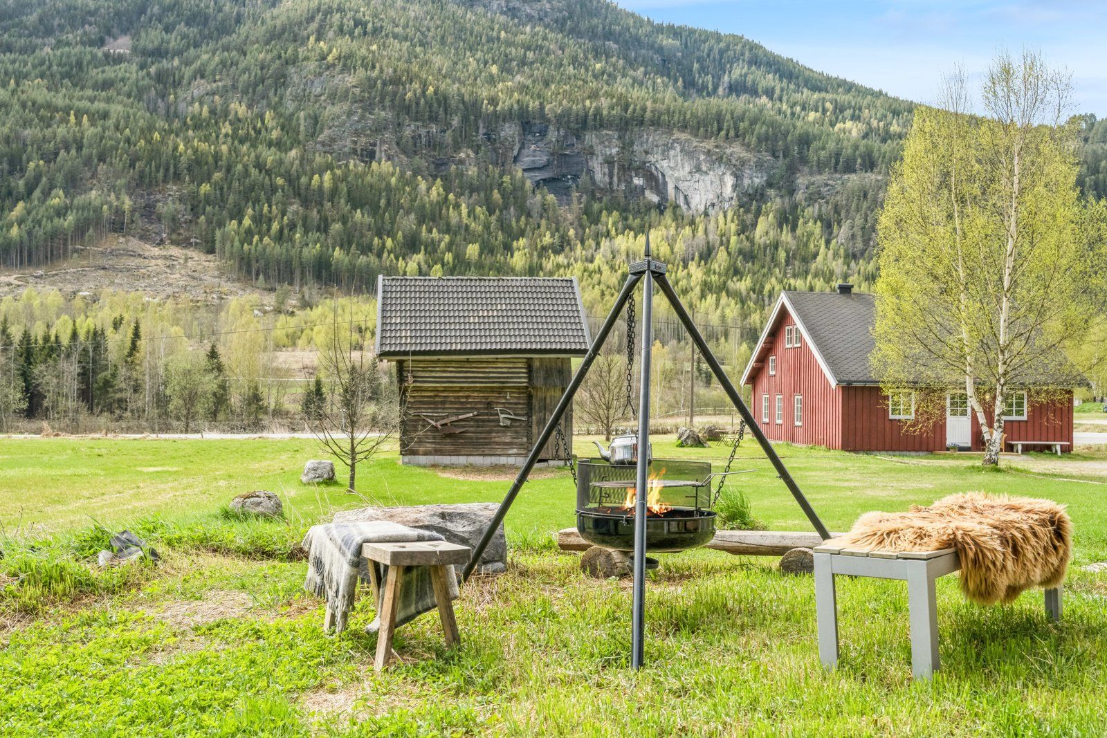 Store grøntarealer innbyr til lek og hygge på gårdstunet.