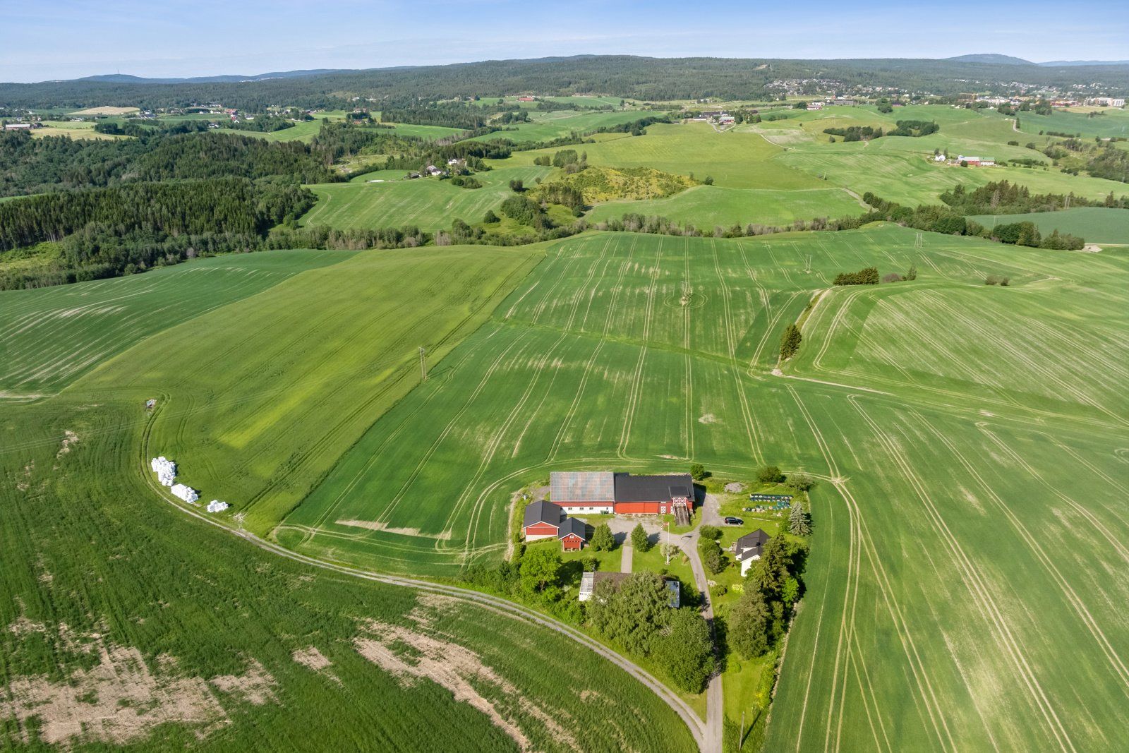 Eiendommen har 180,3 daa fulldyrka og 72,3 produktiv skog