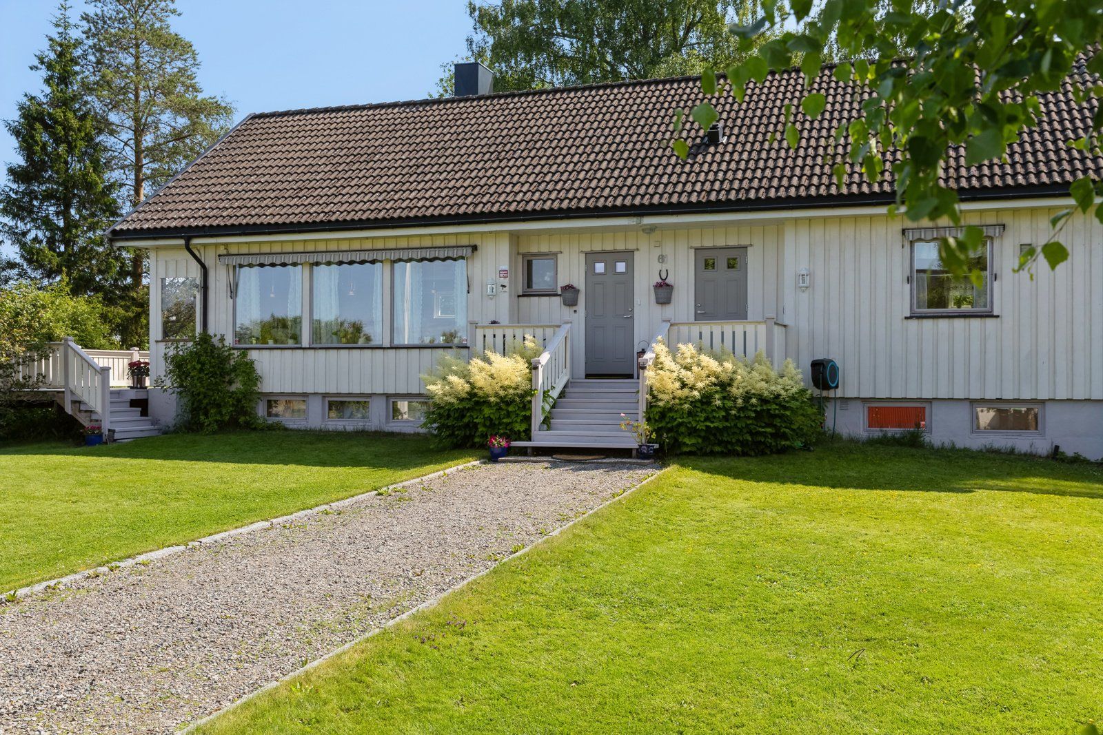 Våningshus med pent opparbeidet hage 