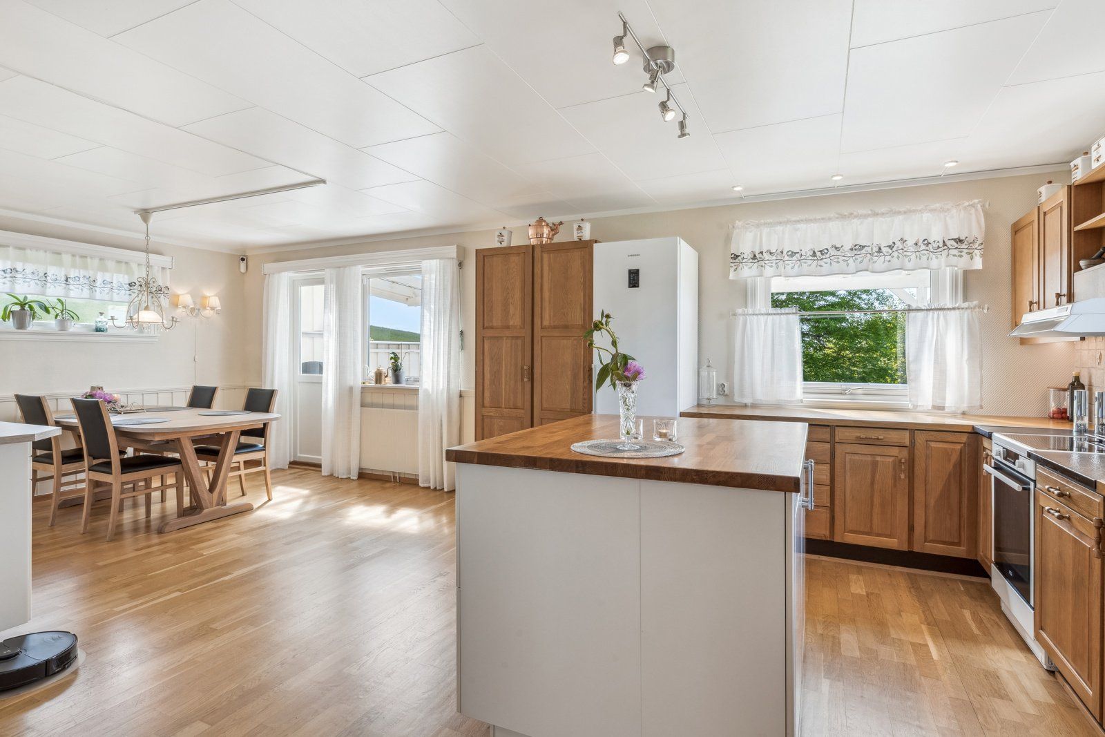 Romslig kjøkken med utgang til veranda