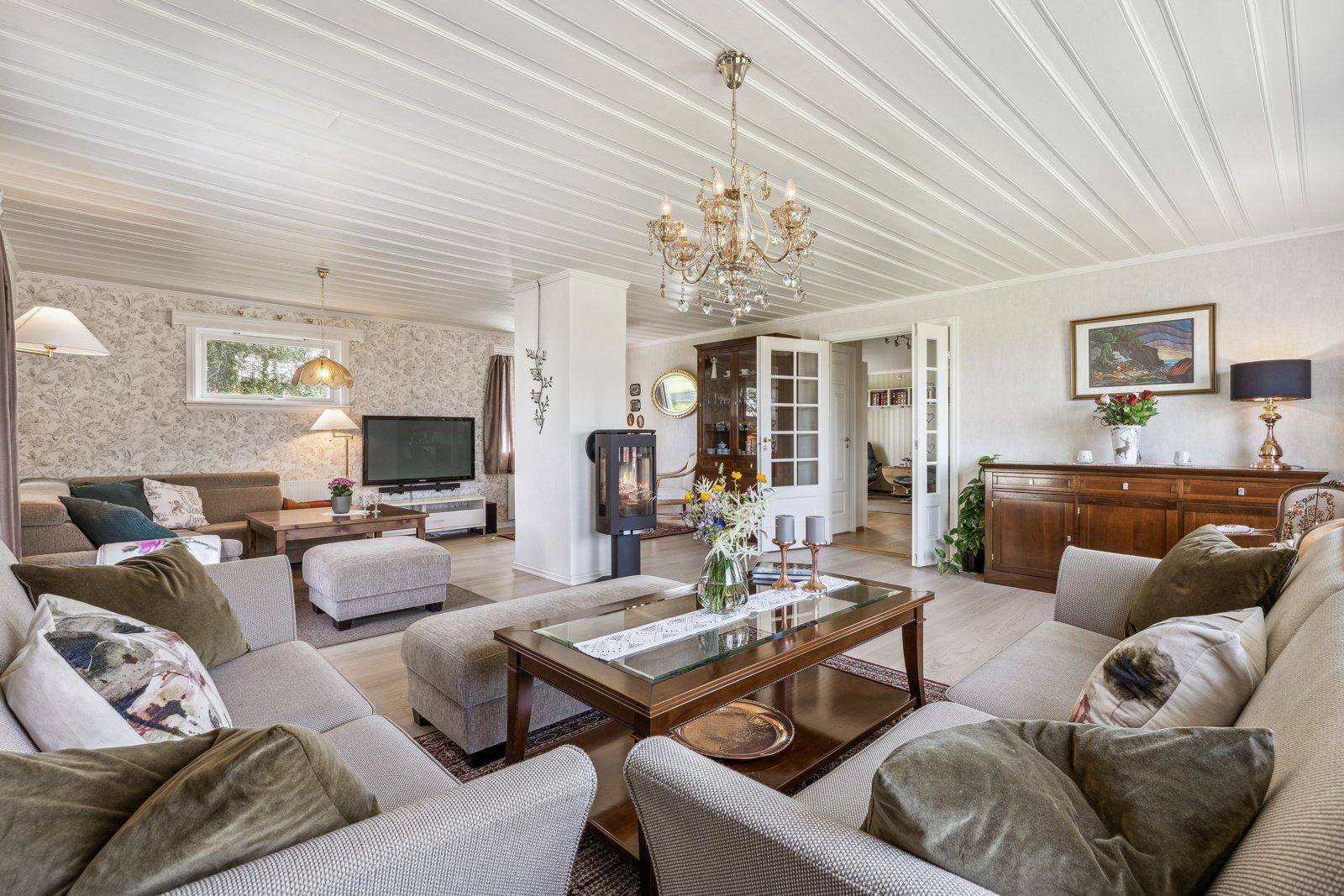 Stua er romslig, dobbeldør fra TV-stua er både praktisk og elegant