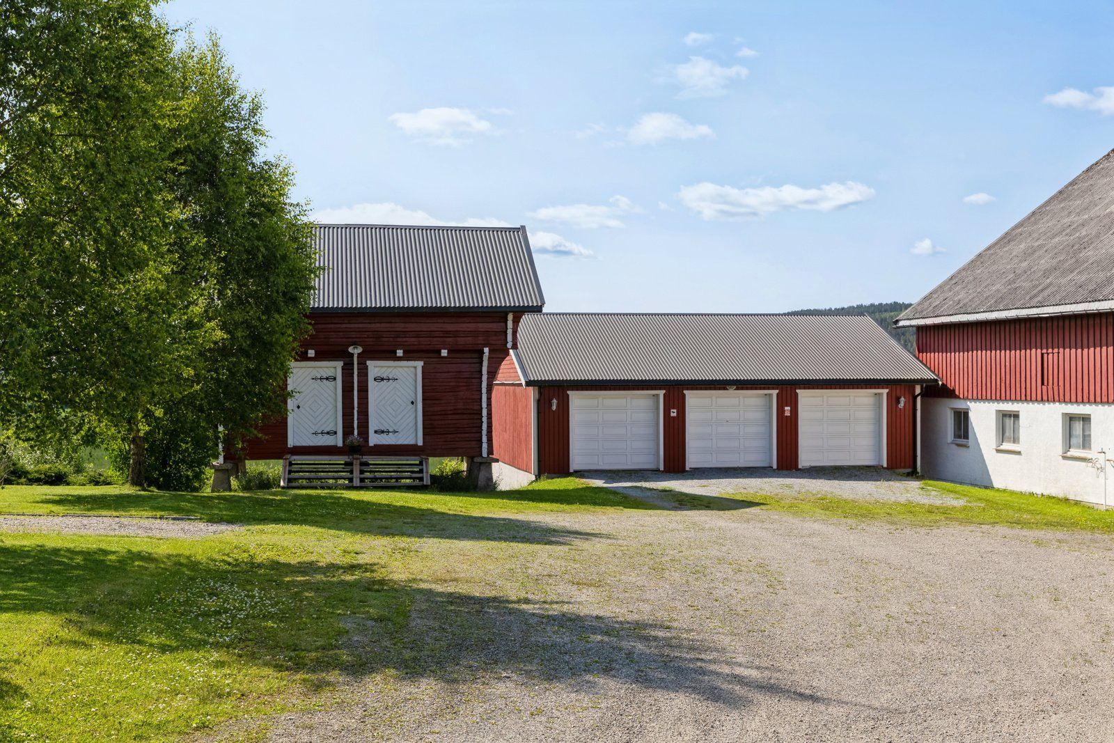 Tunet inneholder stabburet, låve og garasje med gårdsverksted i underetasje 