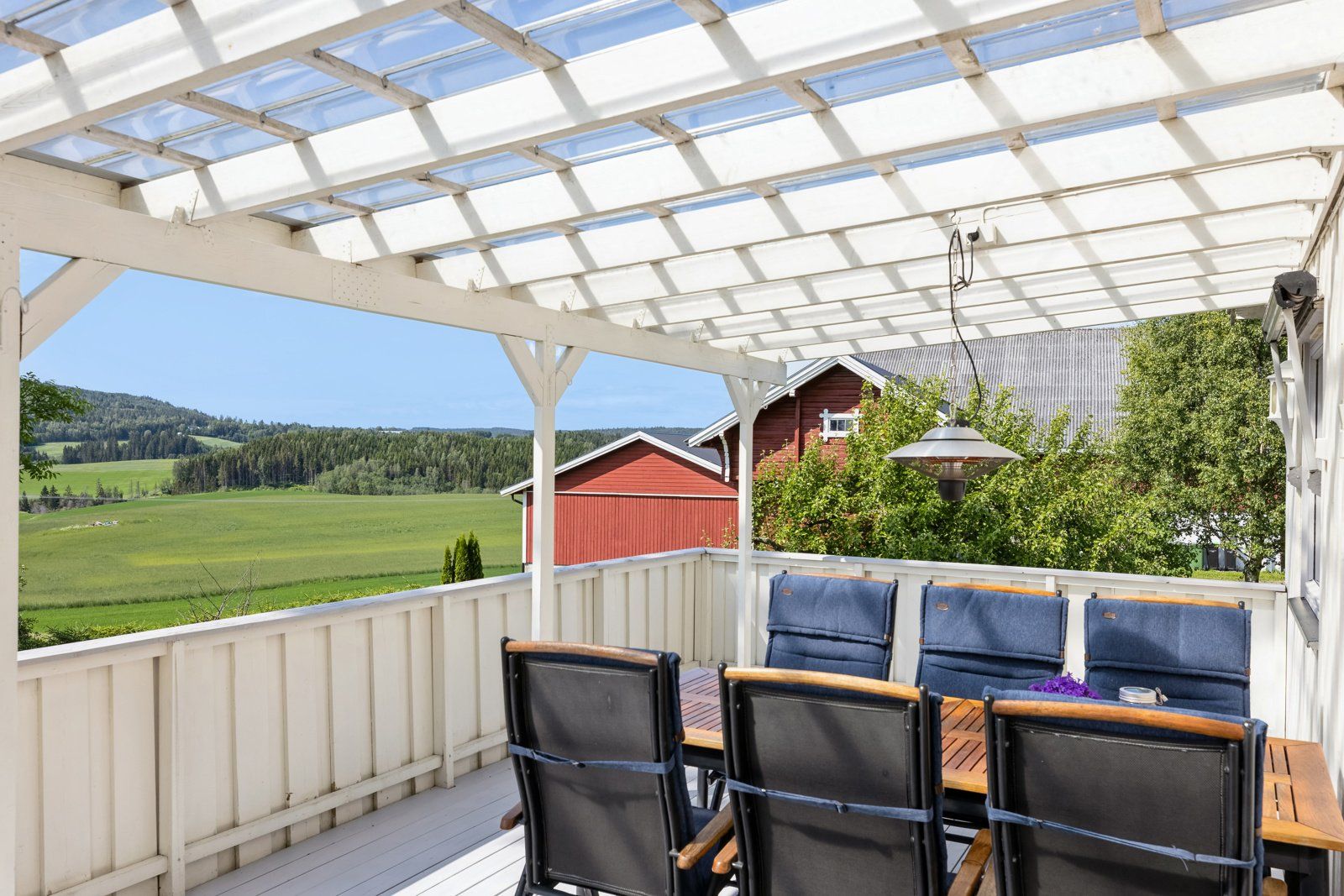 Morgensola får du fra veranda i syd med utgang fra kjøkkenet