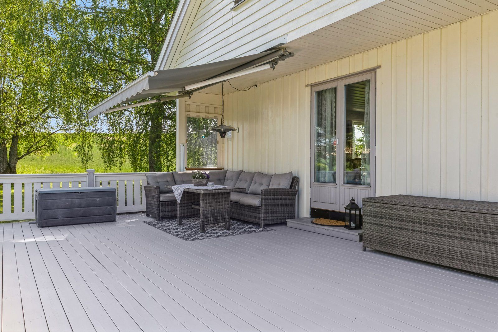 Det er også romslig terrasse med utgang fra stue