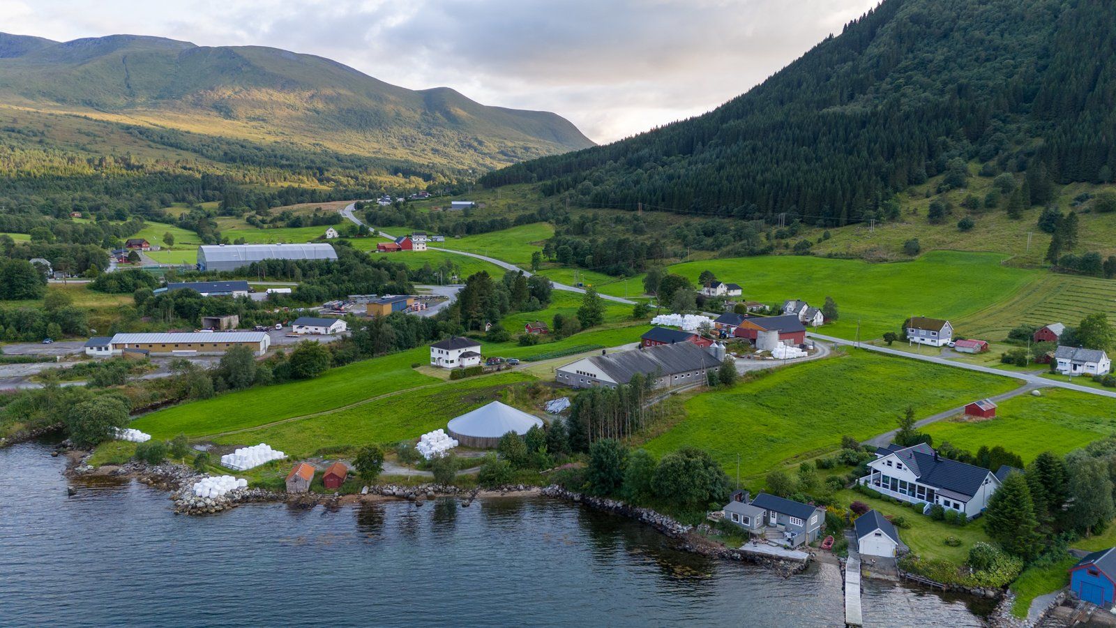 Eiendommen ligger 7,5 km fra kommunesenteret Fiskå