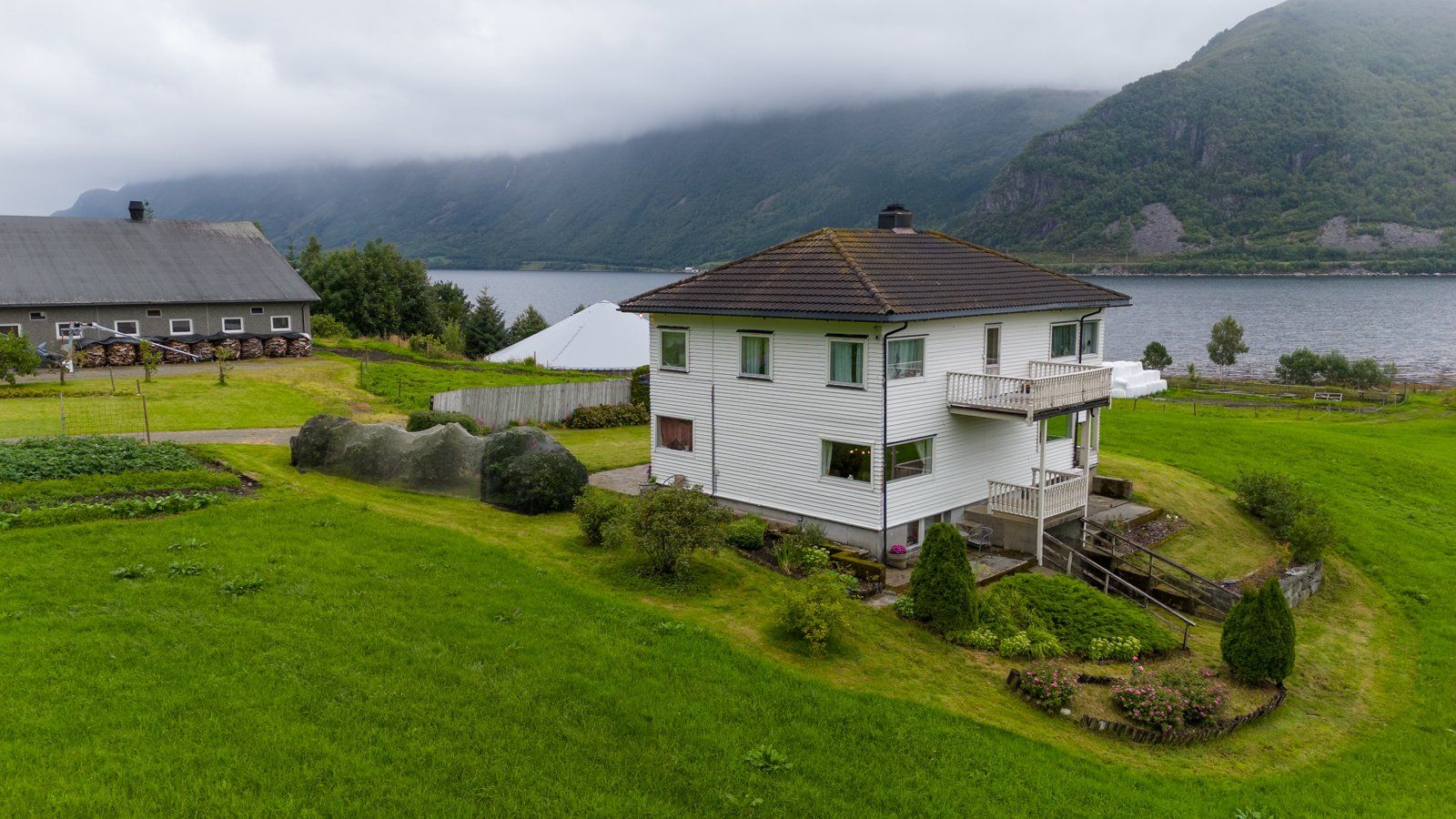 Boligen har to fulle etasjer og er innholdsrikt.