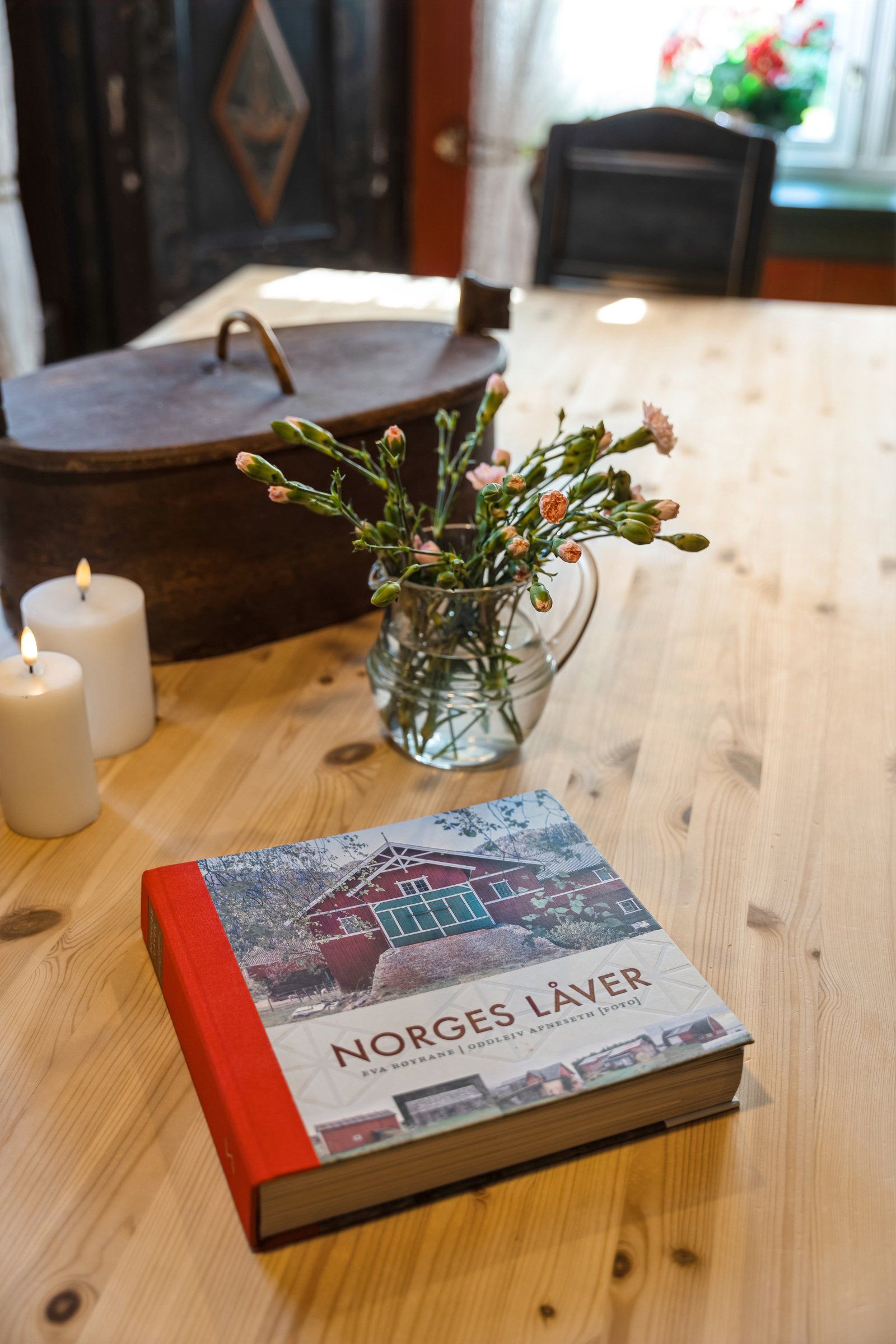 Gårdens låve er avbildet på forsiden av boka "Norges Låver"