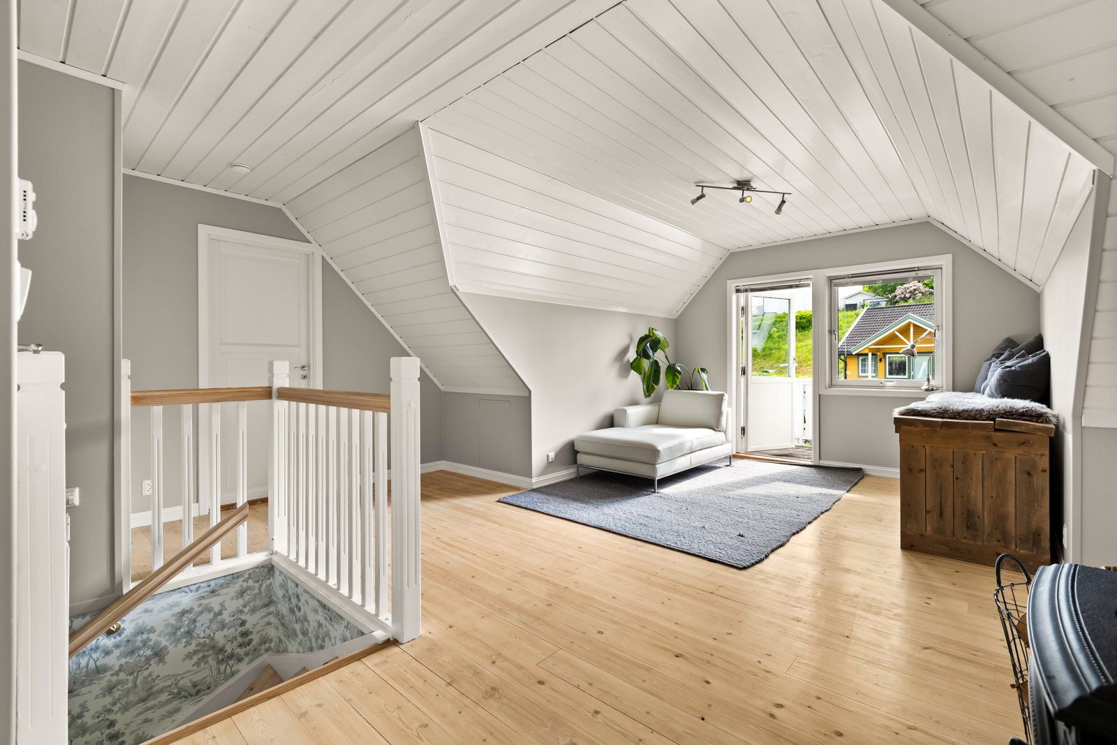 Fra hallen tar trappen deg opp til en hyggelig loftstue