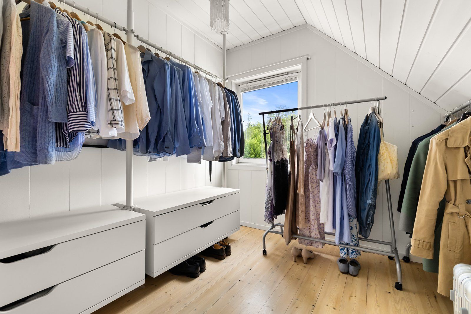 Det fjerde soverommet i hoveddelen har i dag blitt benyttet som walk-in garderobe