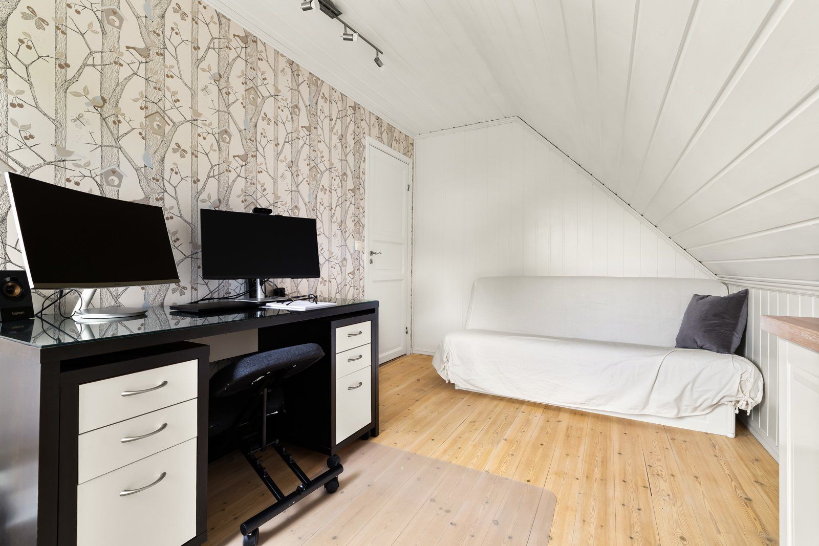 Boligens tredje soverom som fint har plass til kontorpult, garderobe og seng
