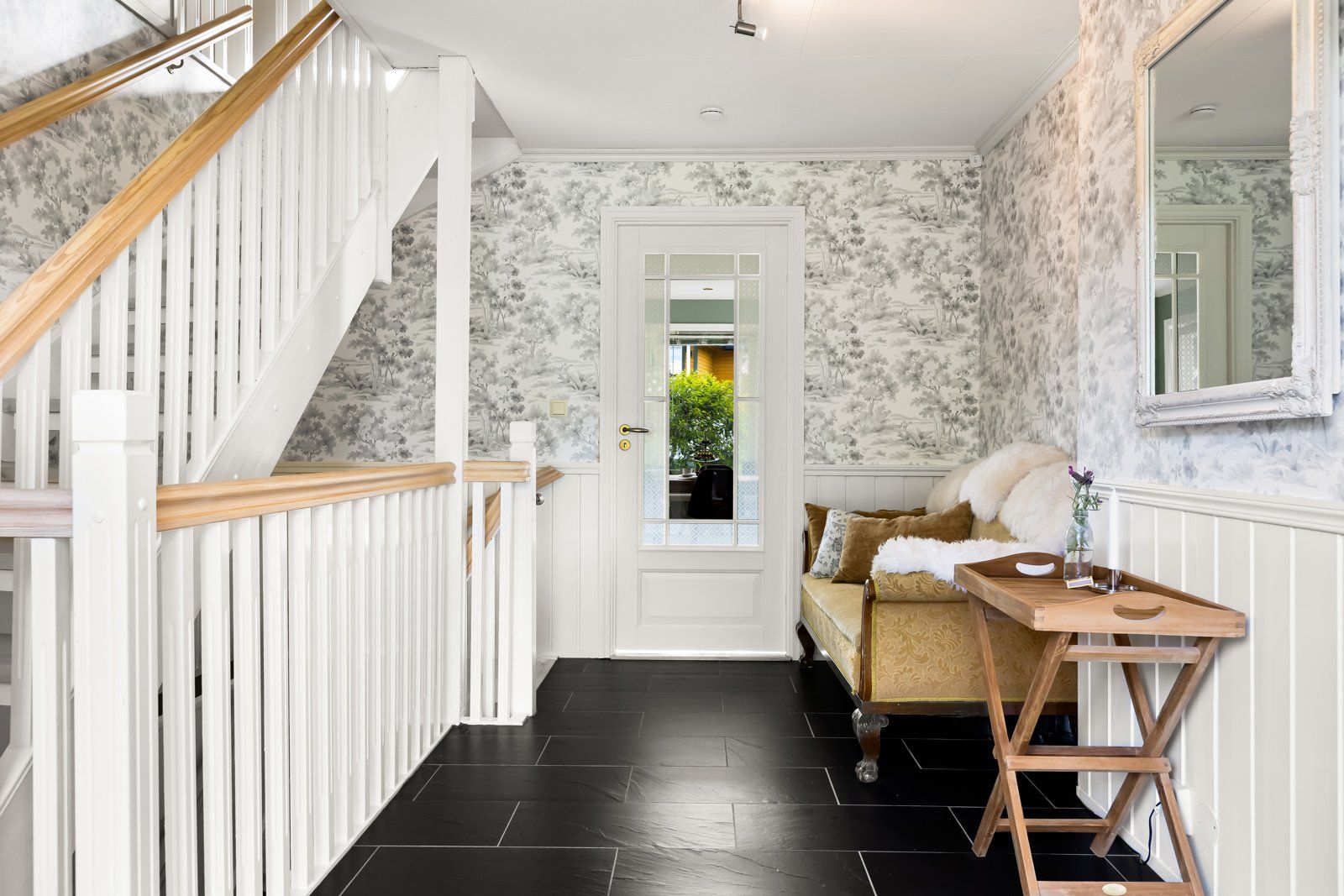 Romslig og innbydende hall som leder naturlig videre inn i boligen. Her har man fint plass til oppbevaringsløsning for yttertøy og sko