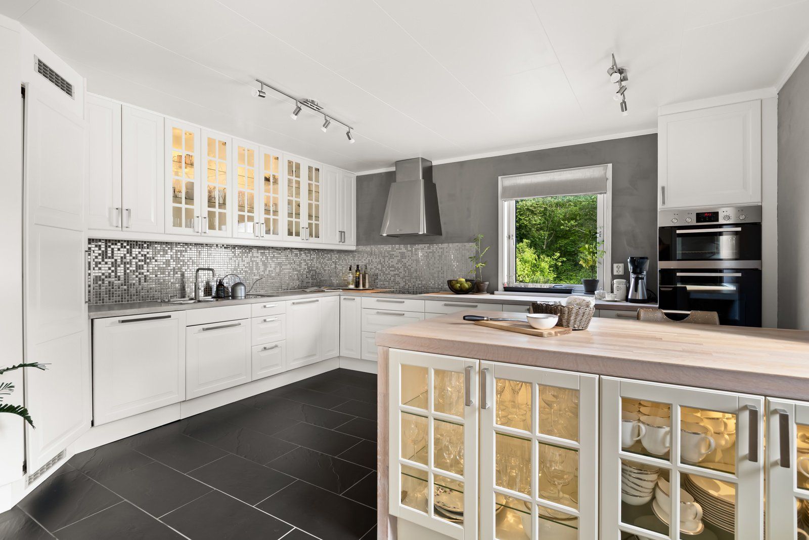 Kjøkkenet har et moderne med herskapelig design