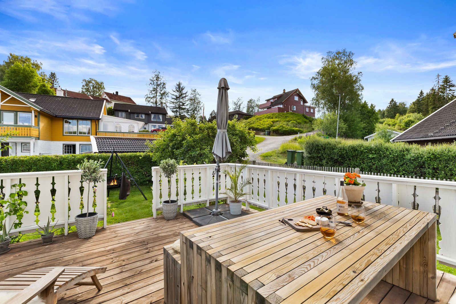God plass til både en romslig sittegruppe og grill med utstyr