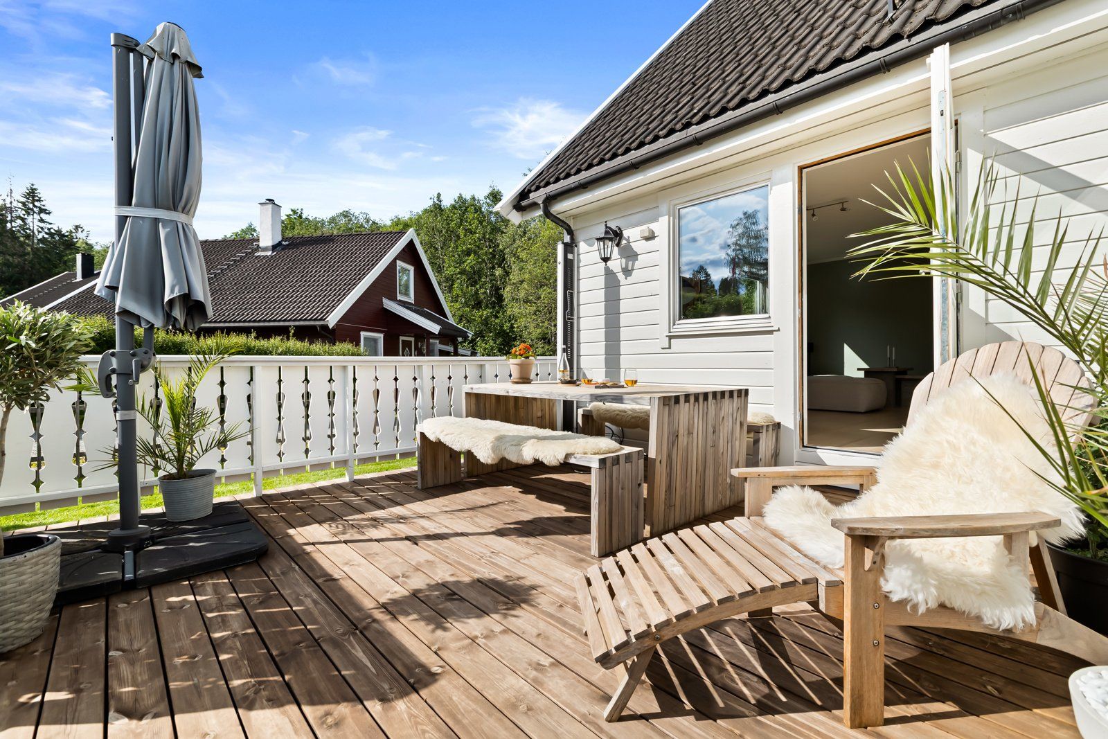 Fra stuen har man også direkte adkomst til den store flotte terrassen 